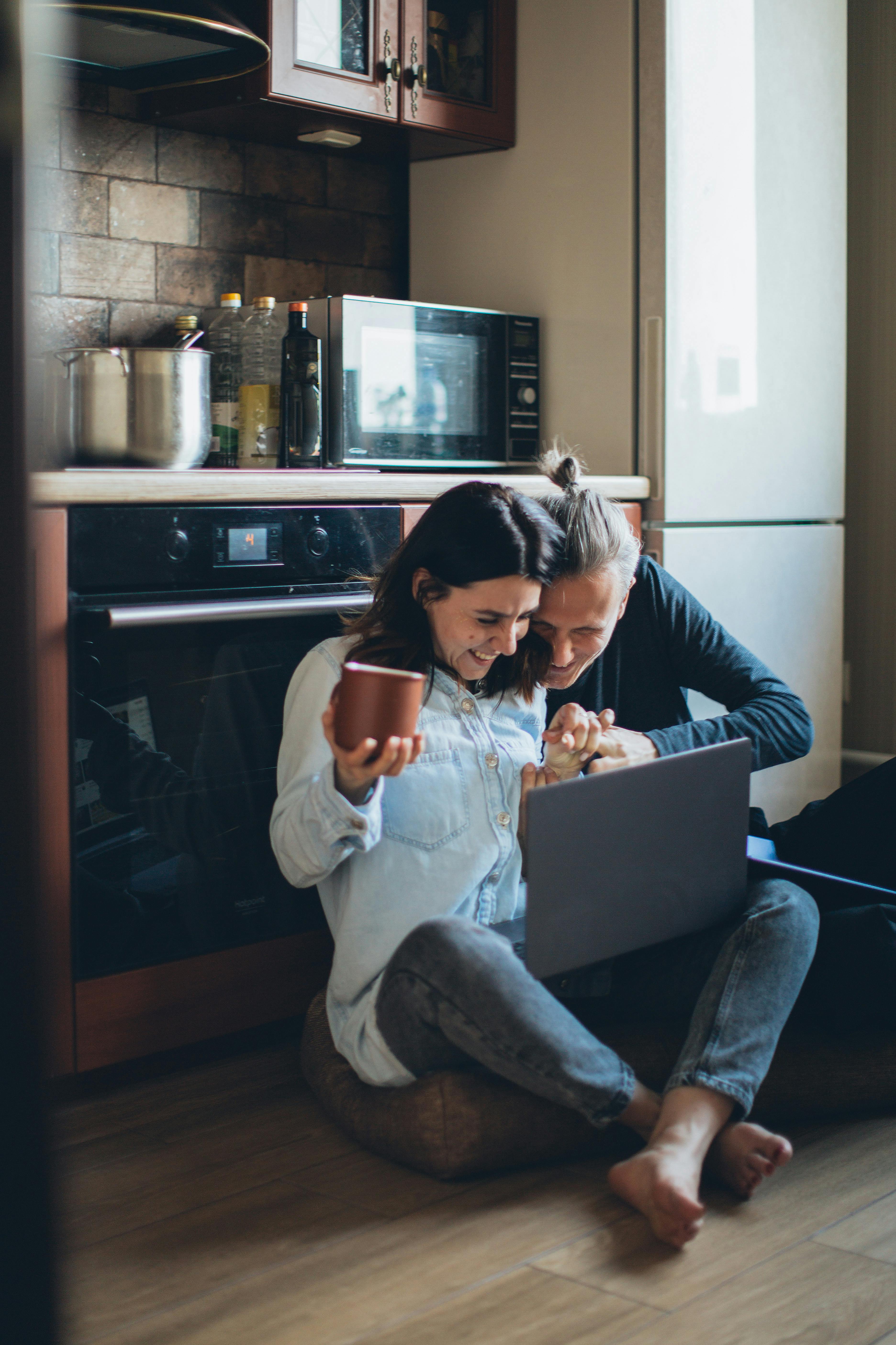 Un couple qui passe du bon temps sur Internet | Source : Pexels