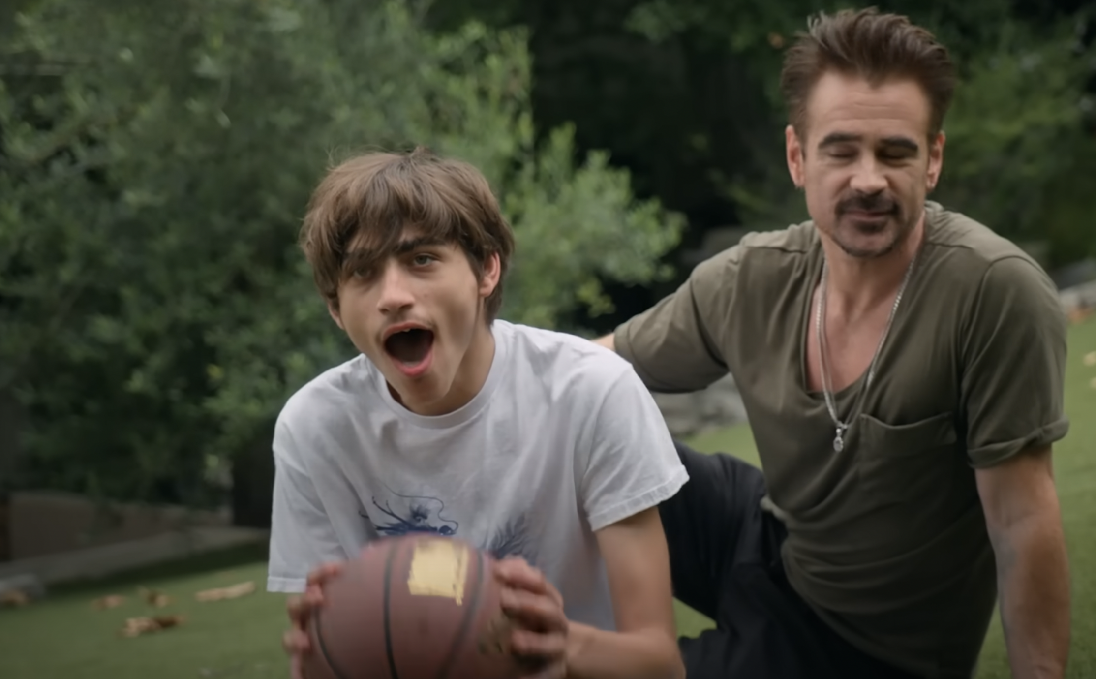 Colin Farrell avec son fils, James dans une vidéo datée du 7 août 2024 | Source : YouTube/People
