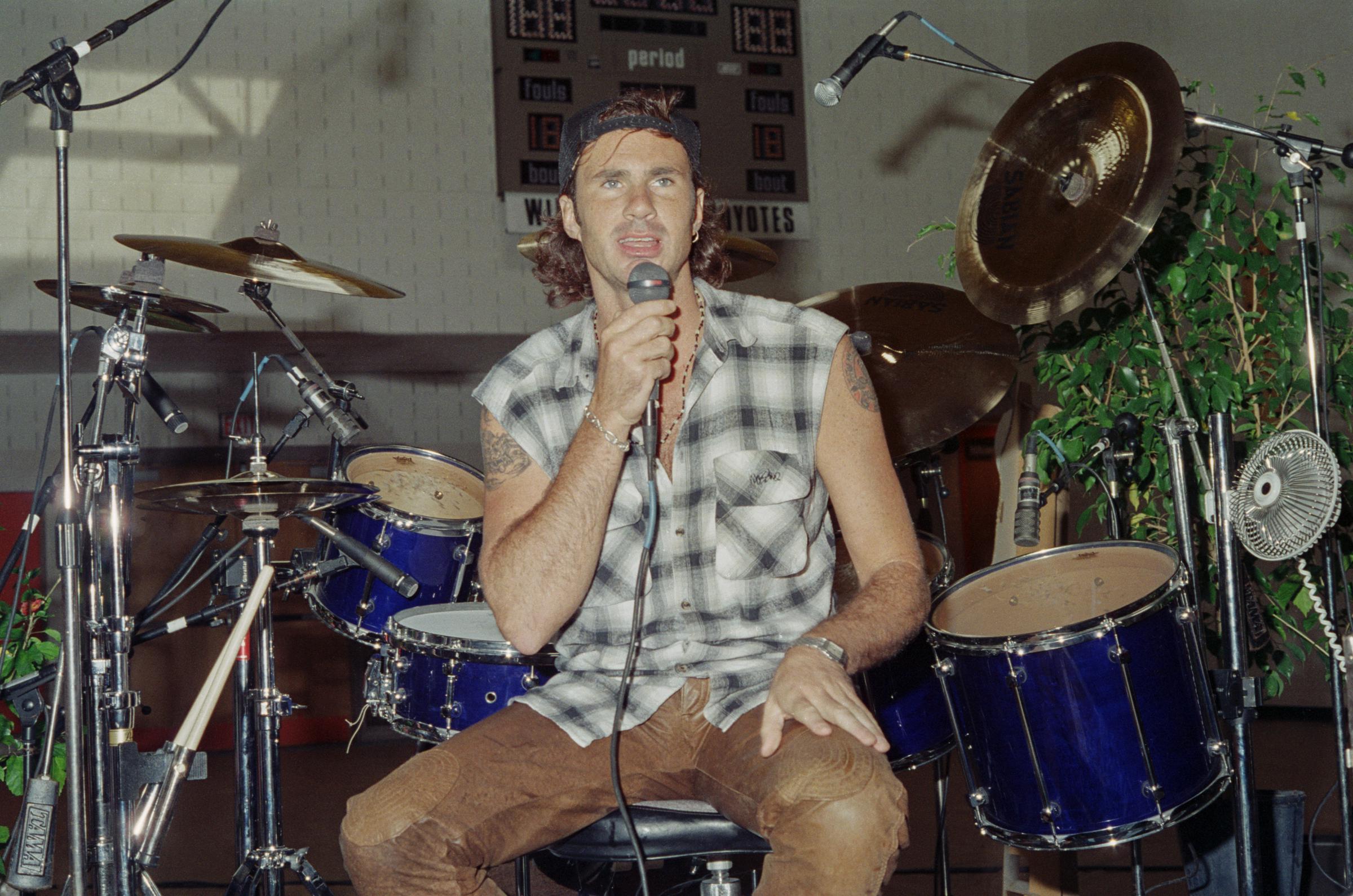 Chad Smith, batteur des Red Hot Chili Peppers, se produit lors d'un atelier organisé au California Drum Shop à Bethlehem, en Pennsylvanie, le 25 septembre 1993. | Source : Getty Images
