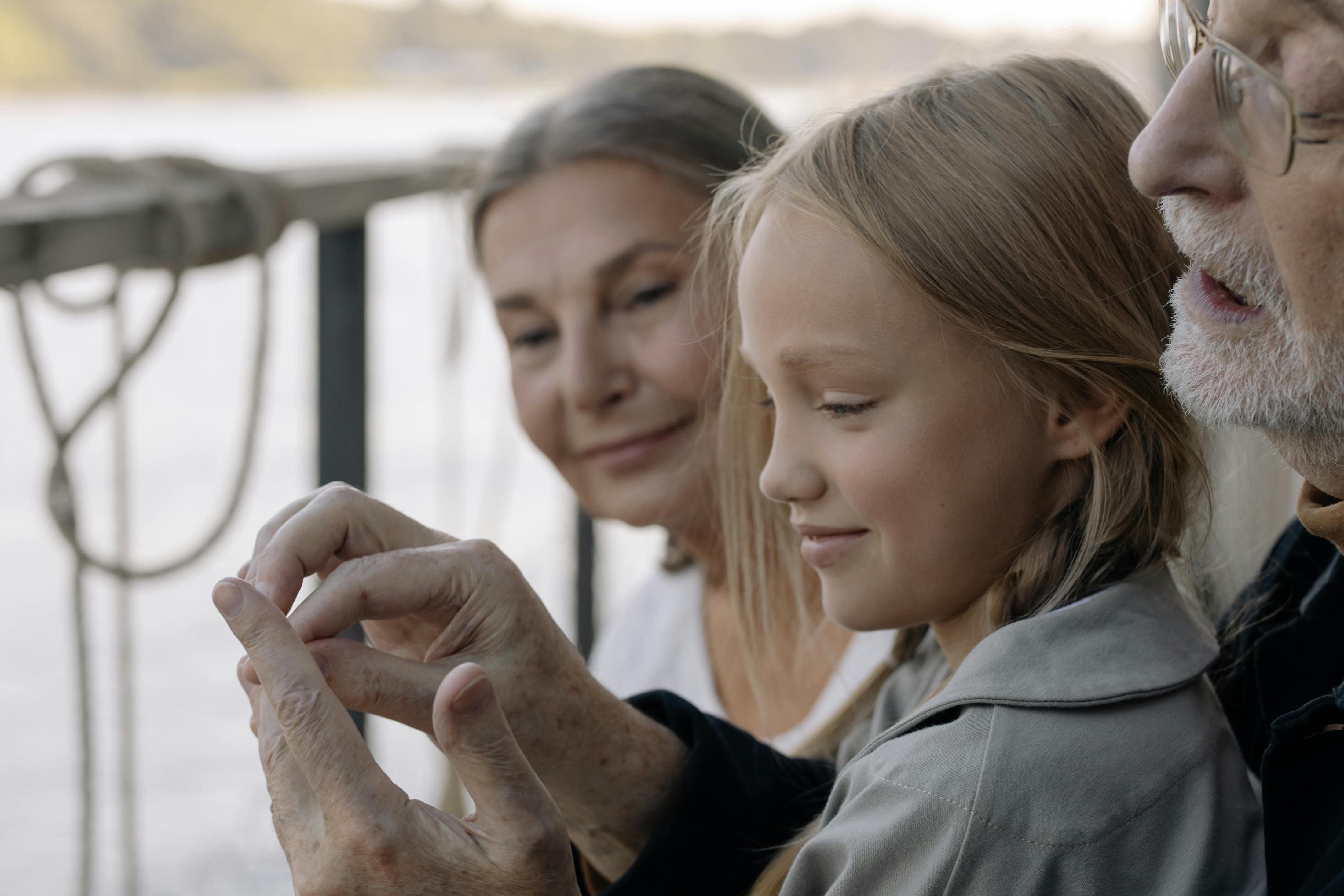 Des grands-parents heureux avec leur petite-fille | Source : Pexels