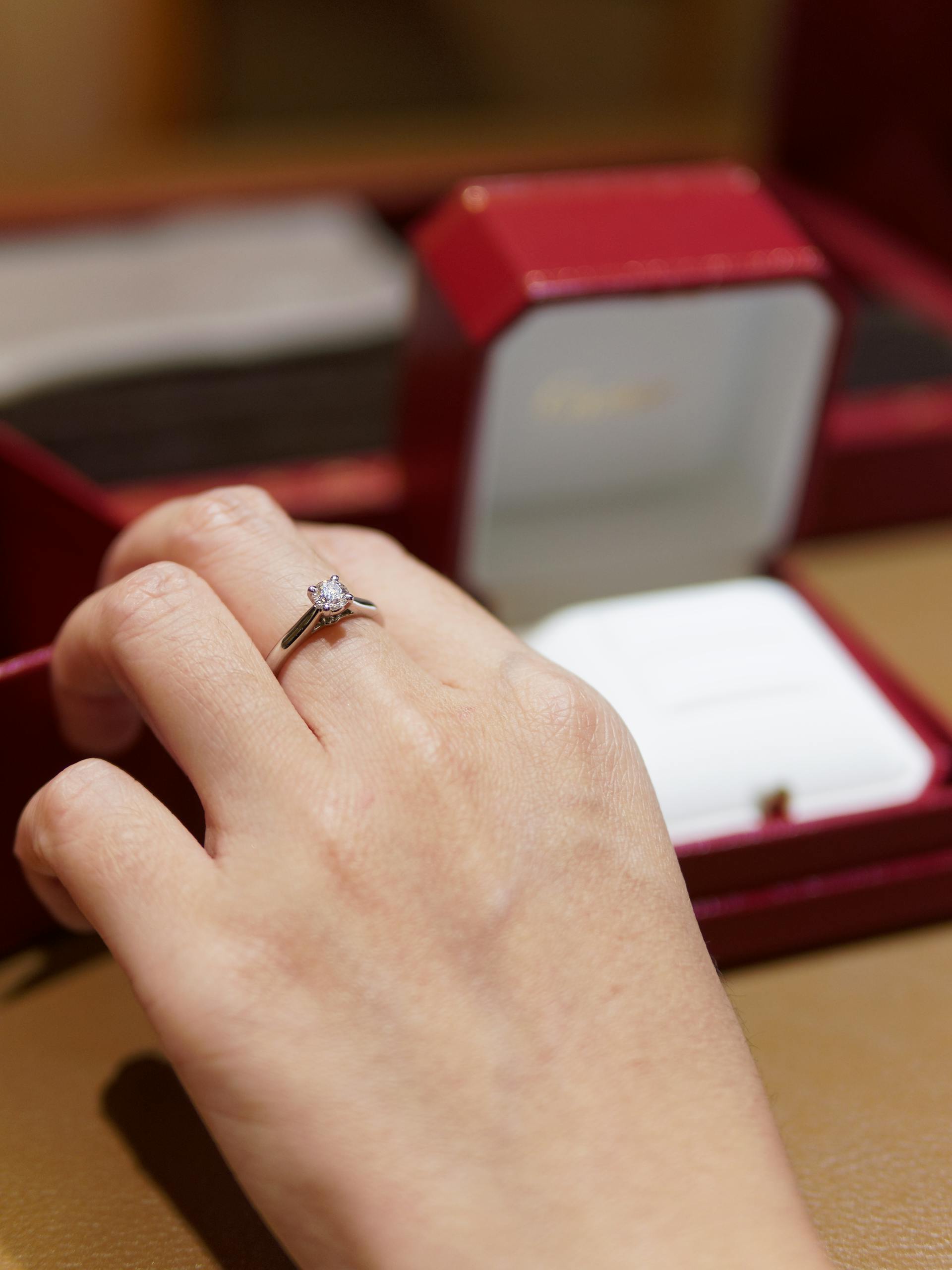 Une femme qui regarde dans sa boîte à bijoux | Source : Pexels