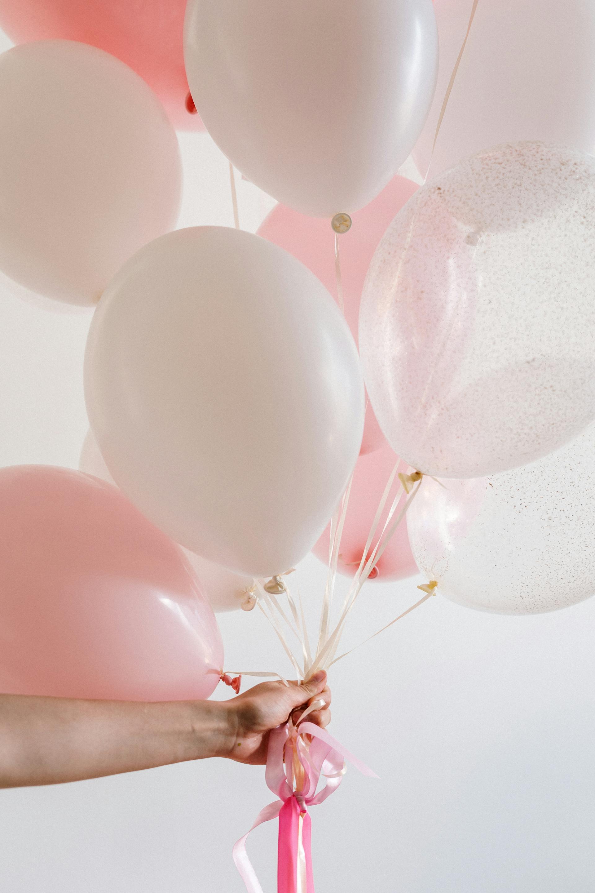 Des ballons roses et blancs | Source : Pexels