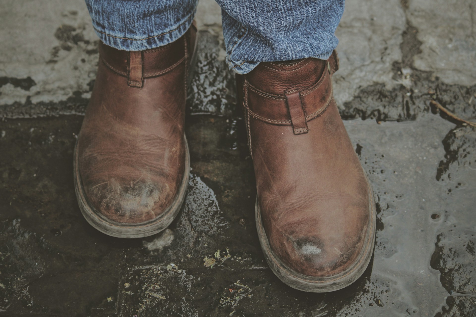 Des bottes dans une flaque d'eau | Source : Unsplash
