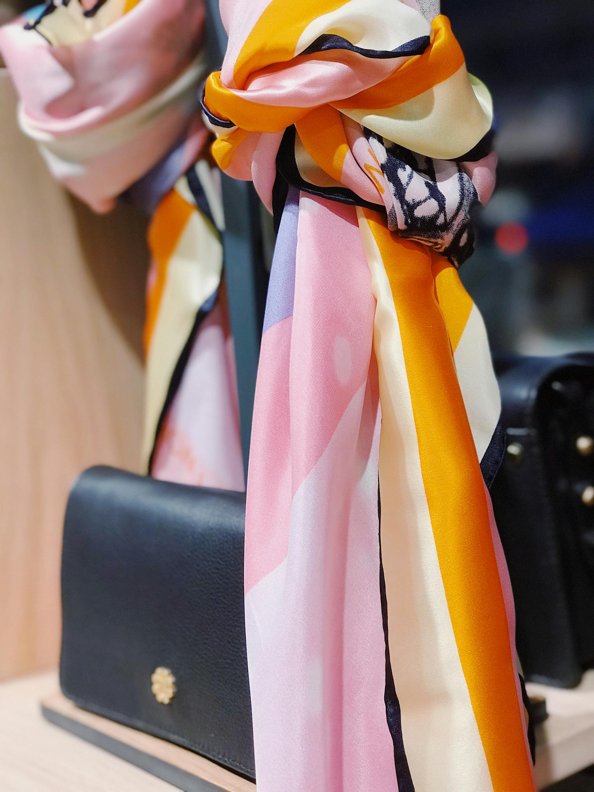 Un foulard en soie | Source : Pexels