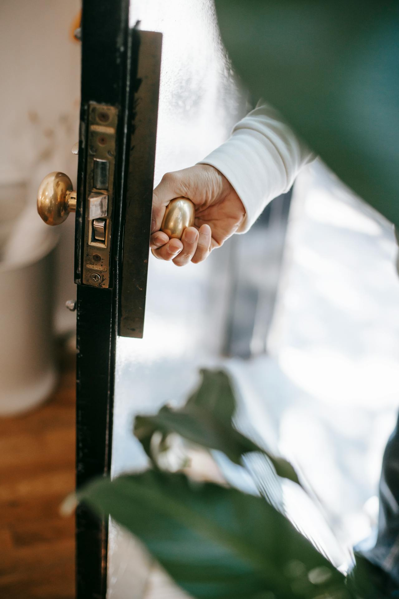 Un homme qui ouvre la porte | Source : Pexels