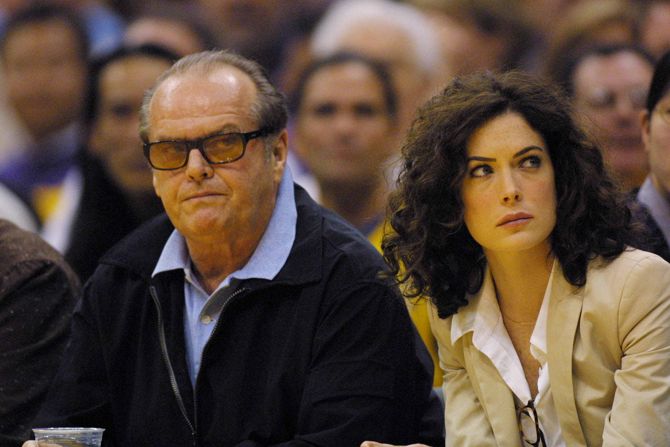 Jack Nicholson et Lara Flynn Boyle assistent à un match entre les Los Angeles Lakers et les San Antonio Spurs | Source : Getty Images