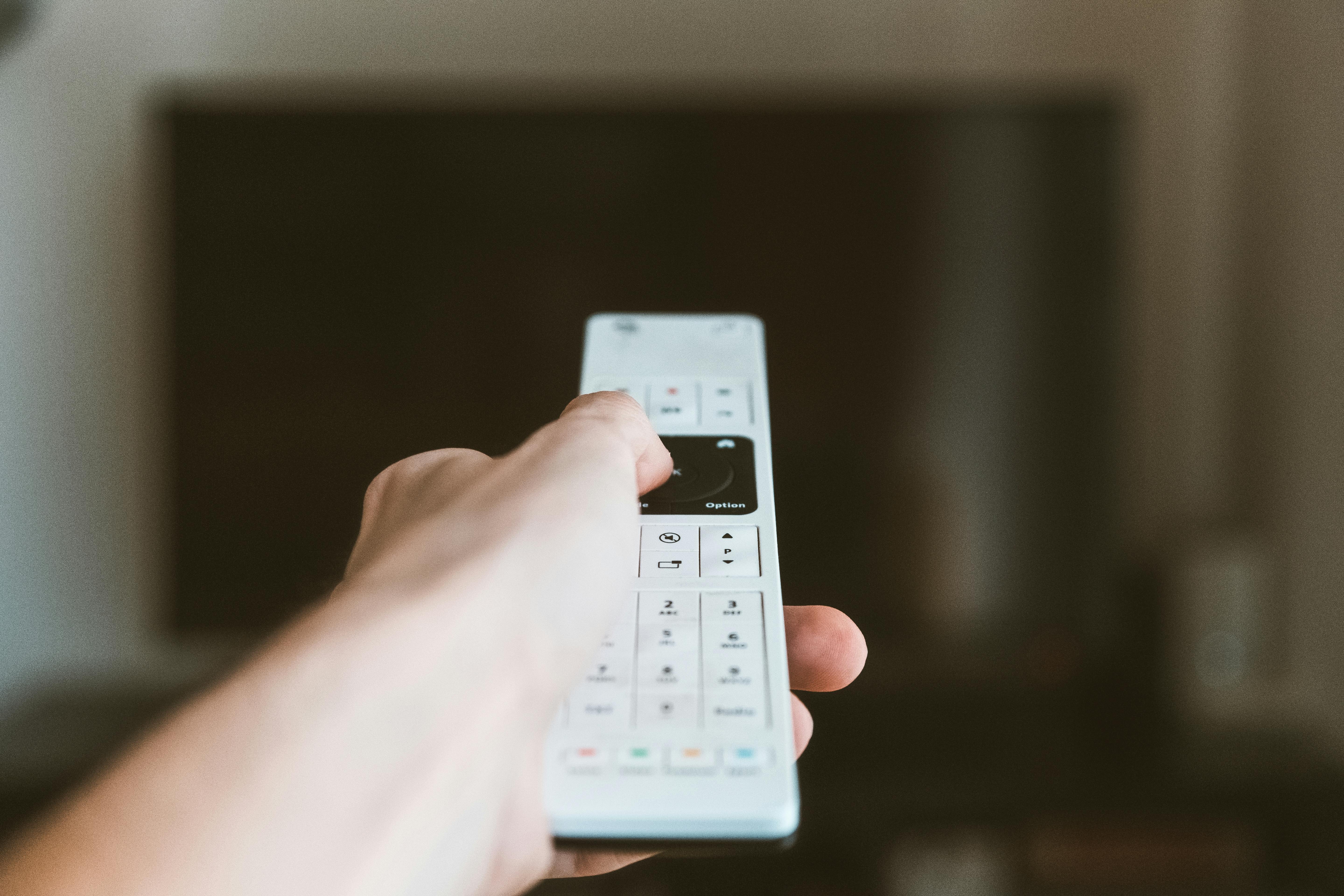 Un homme tenant une télécommande | Source : Pexels