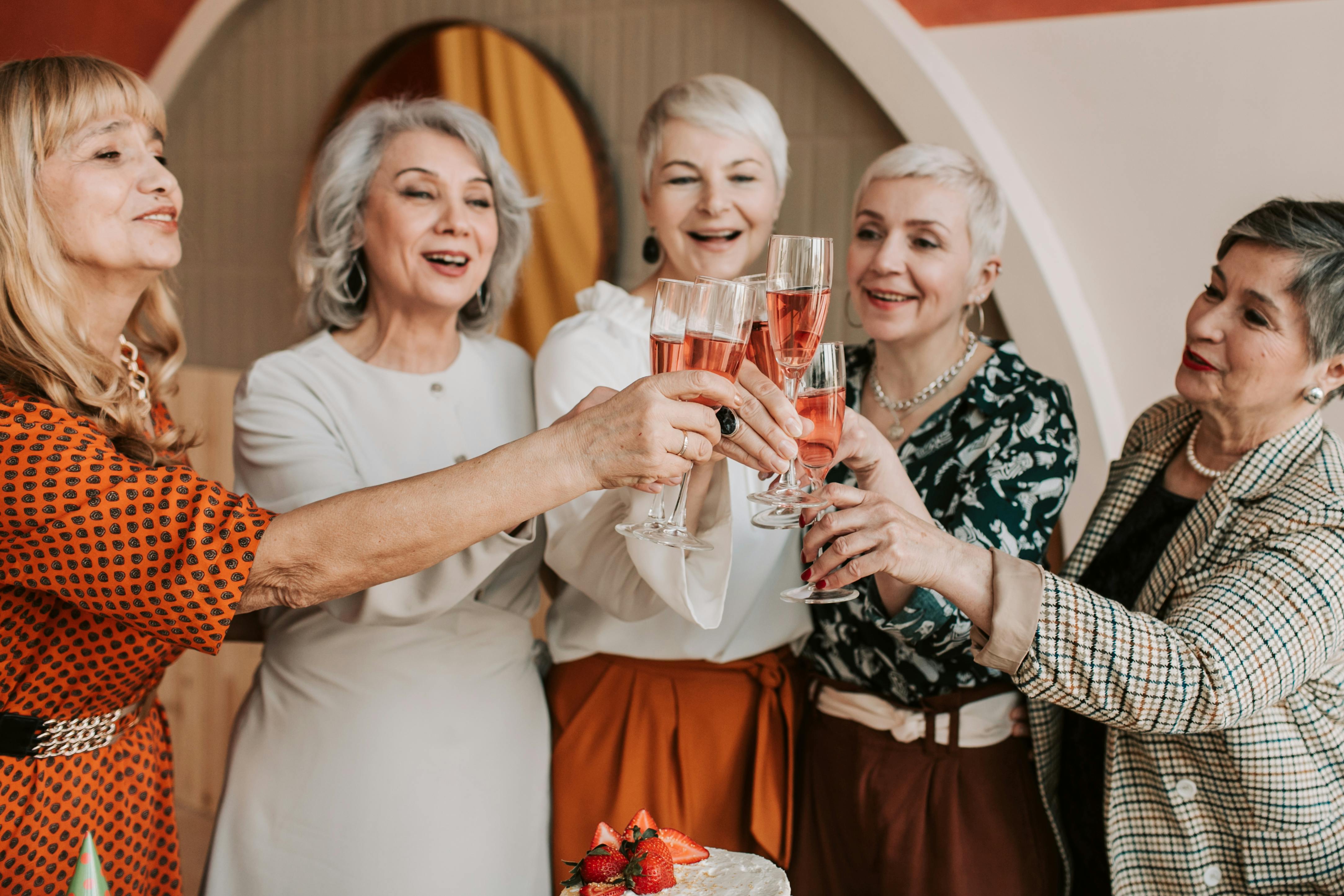 Des amies portent un toast lors d'une fête | Source : Pexels