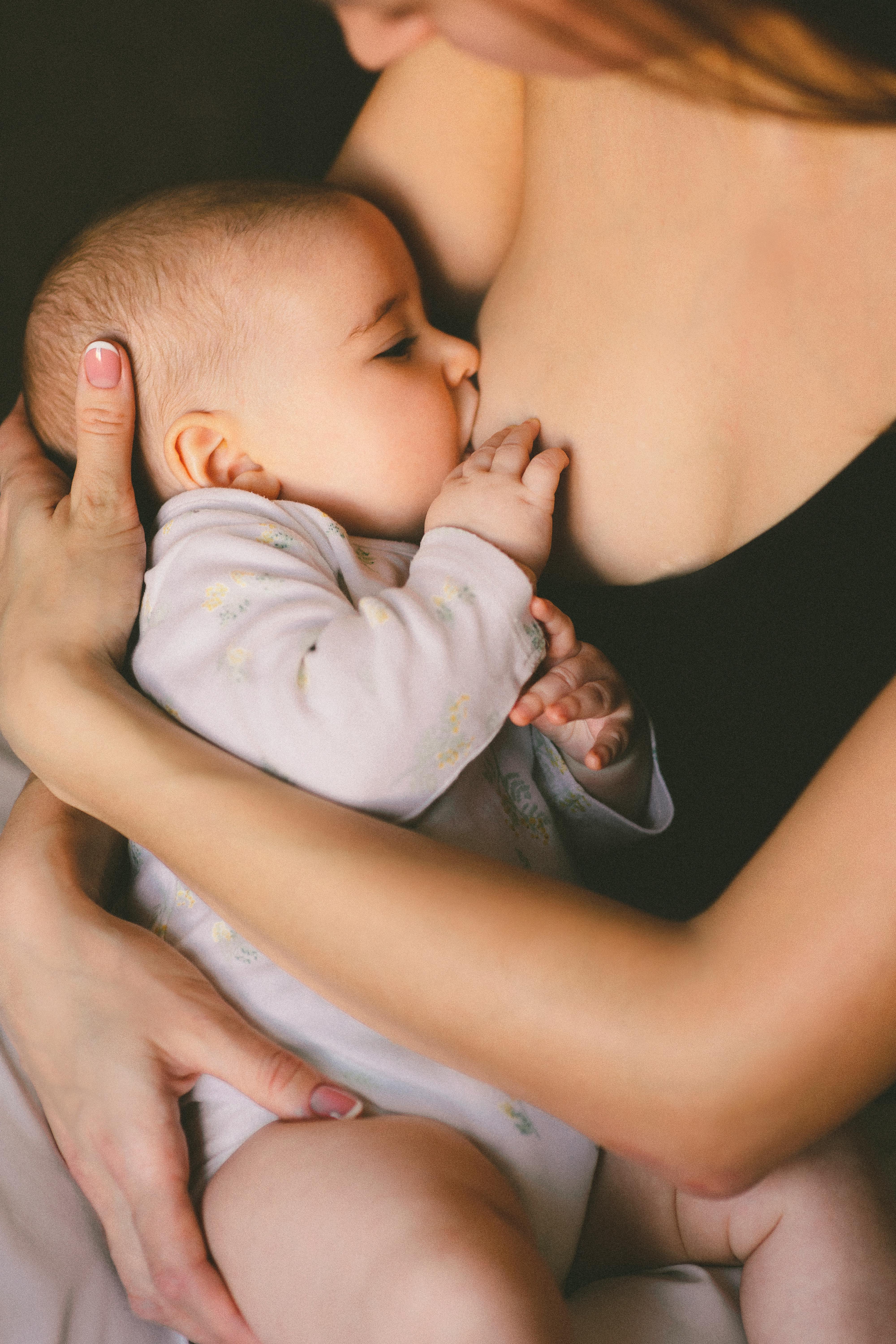 Une femme qui nourrit un bébé | Source : Pexels