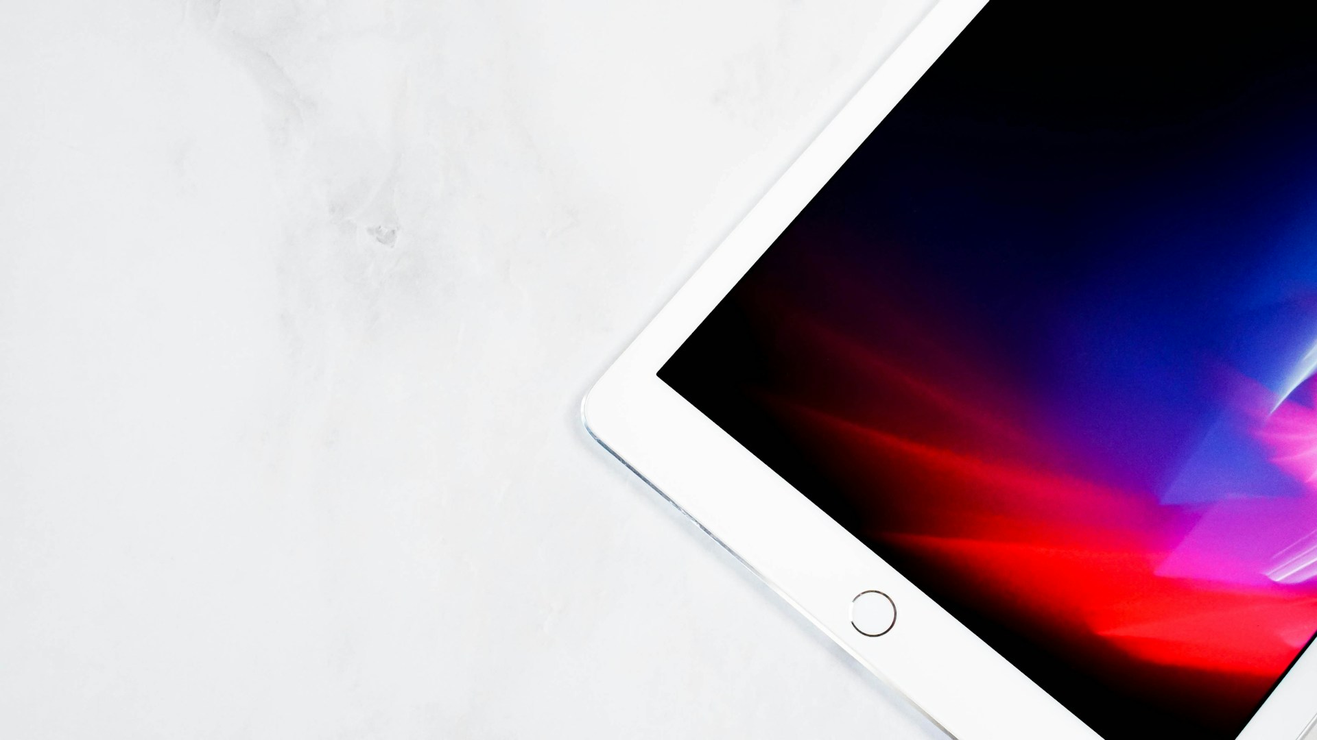 Un iPad sur une surface blanche | Source : Unsplash