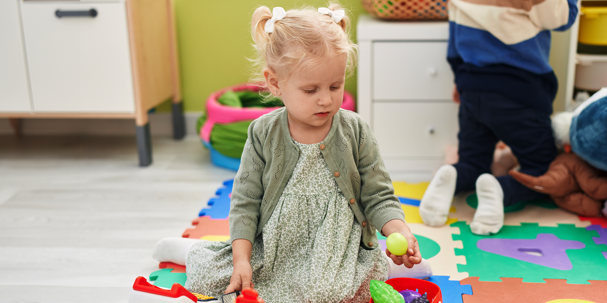 Une petite fille dans une crèche | Source : Shutterstock