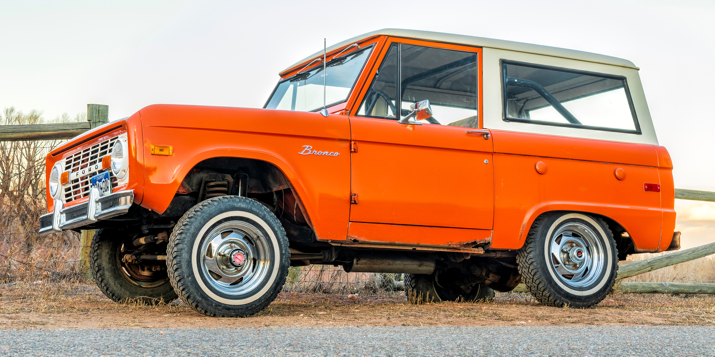 Un Ford Bronco orange classique de 1972 | Source : Shutterstock