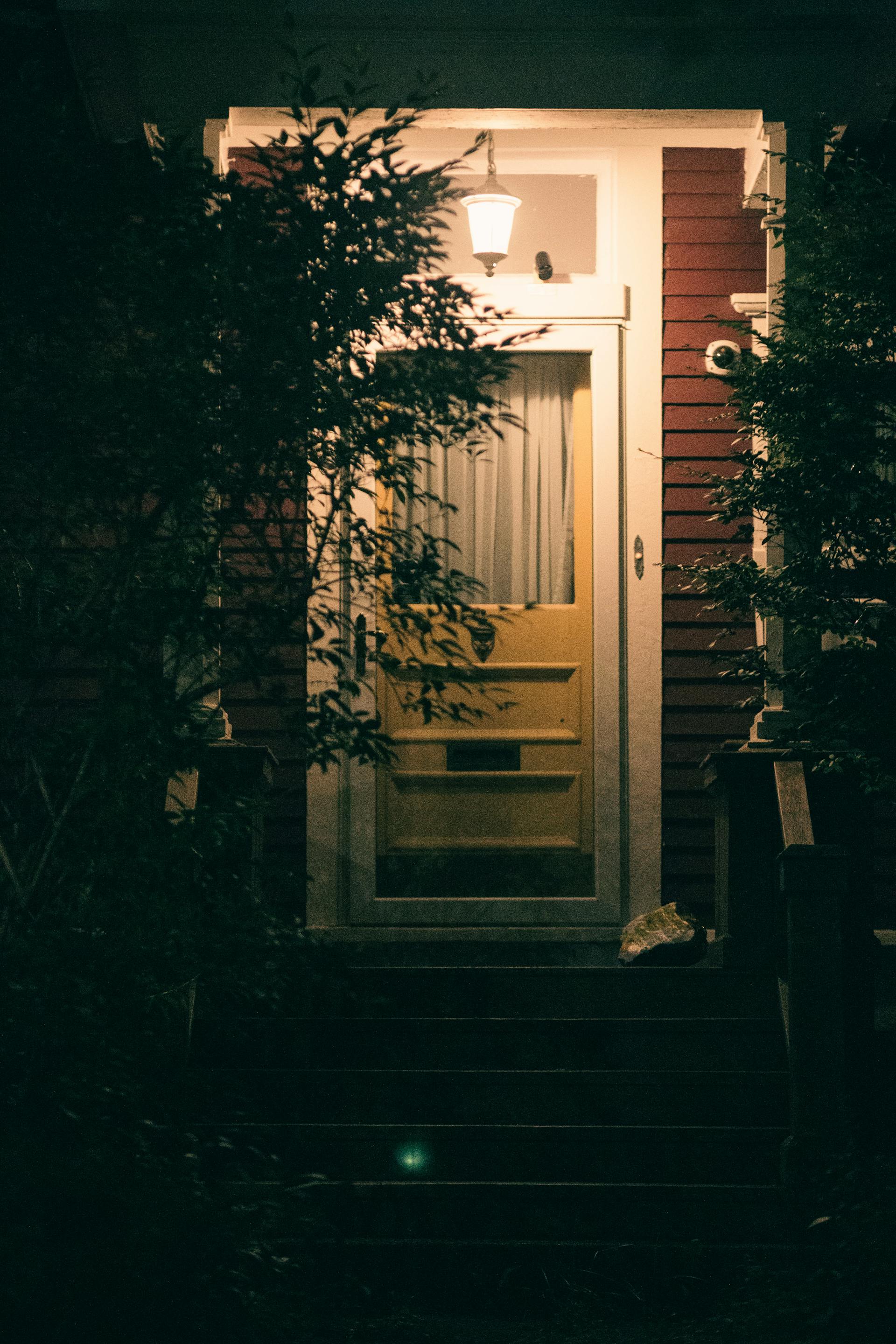L'entrée d'une maison la nuit | Source : Pexels