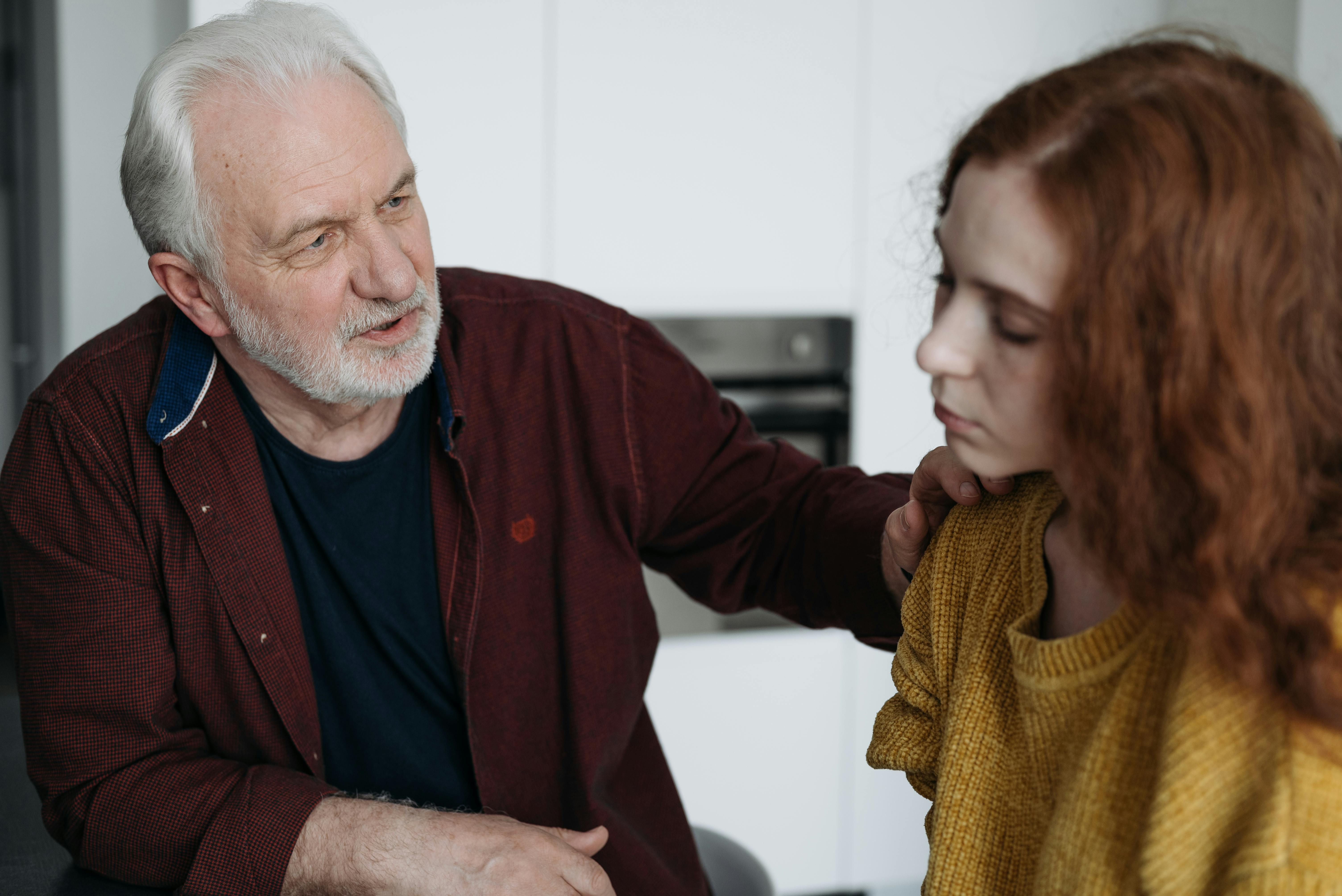 Un homme âgé qui parle à une jeune femme | Source : Pexels