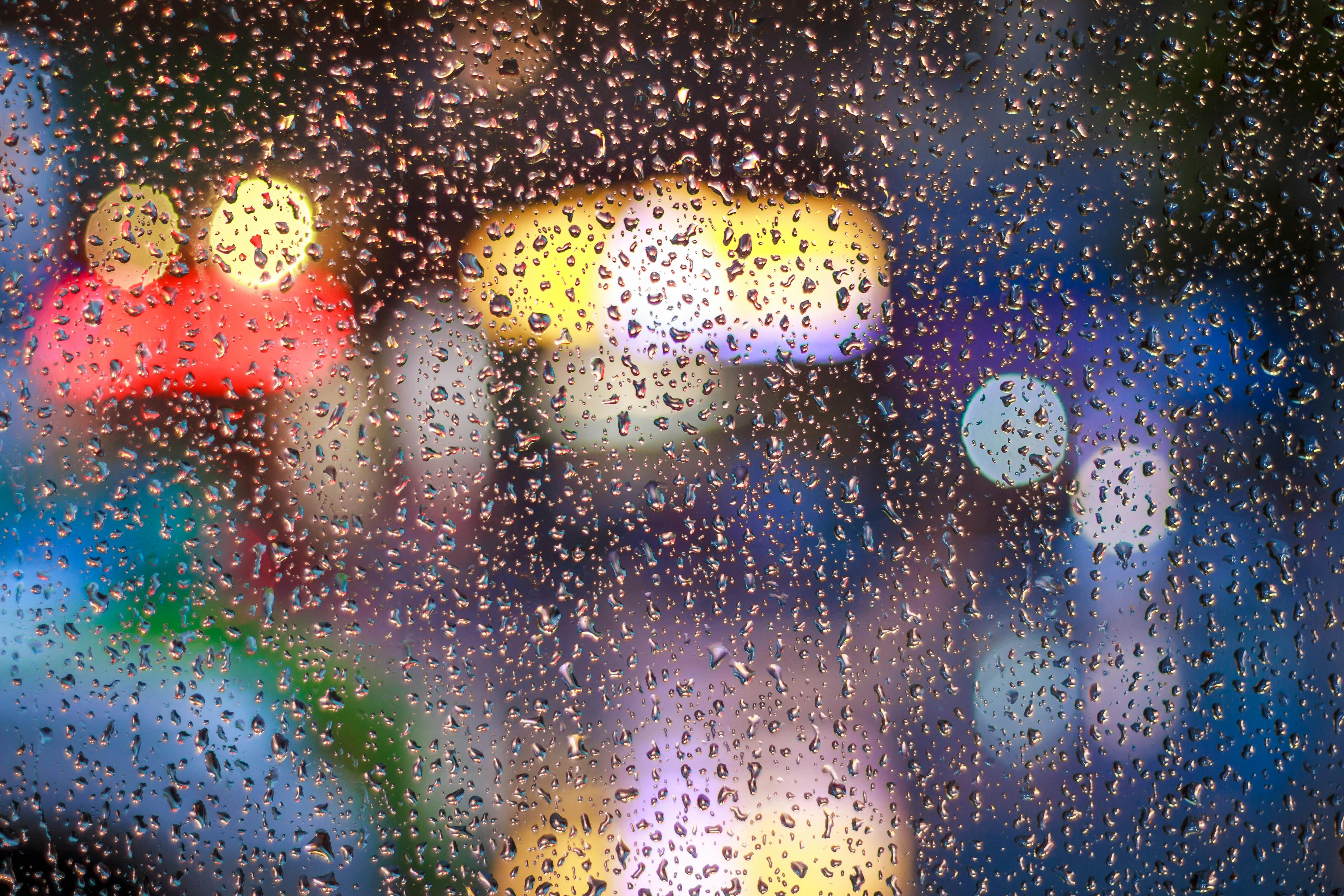 Gouttes de pluie sur une fenêtre en verre | Source : Pexels