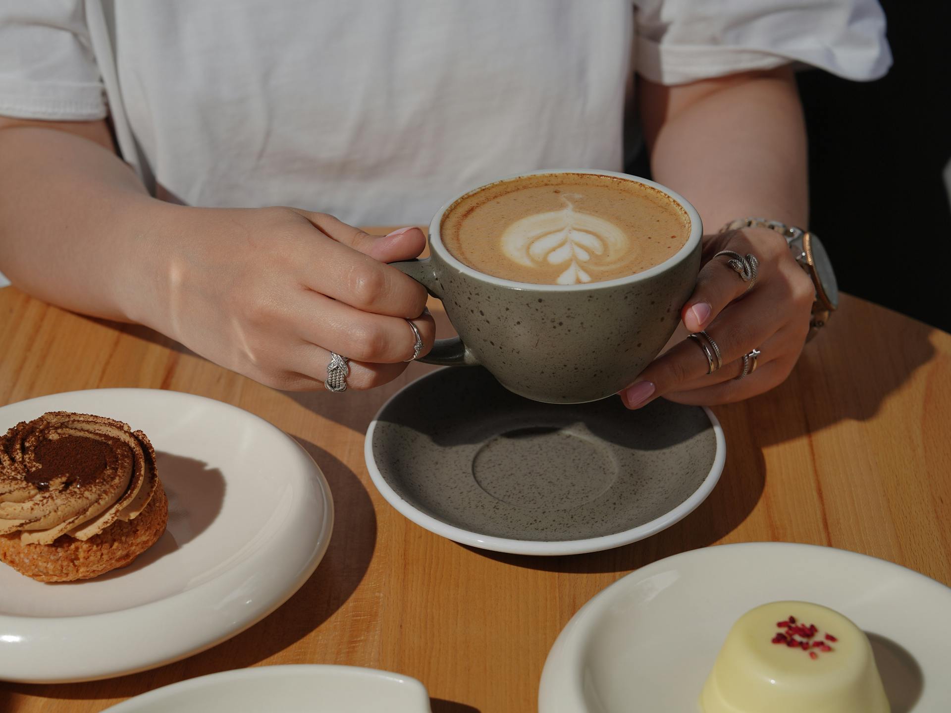 Gros plan d'une femme assise à une table avec une tasse de café | Source : Pexels