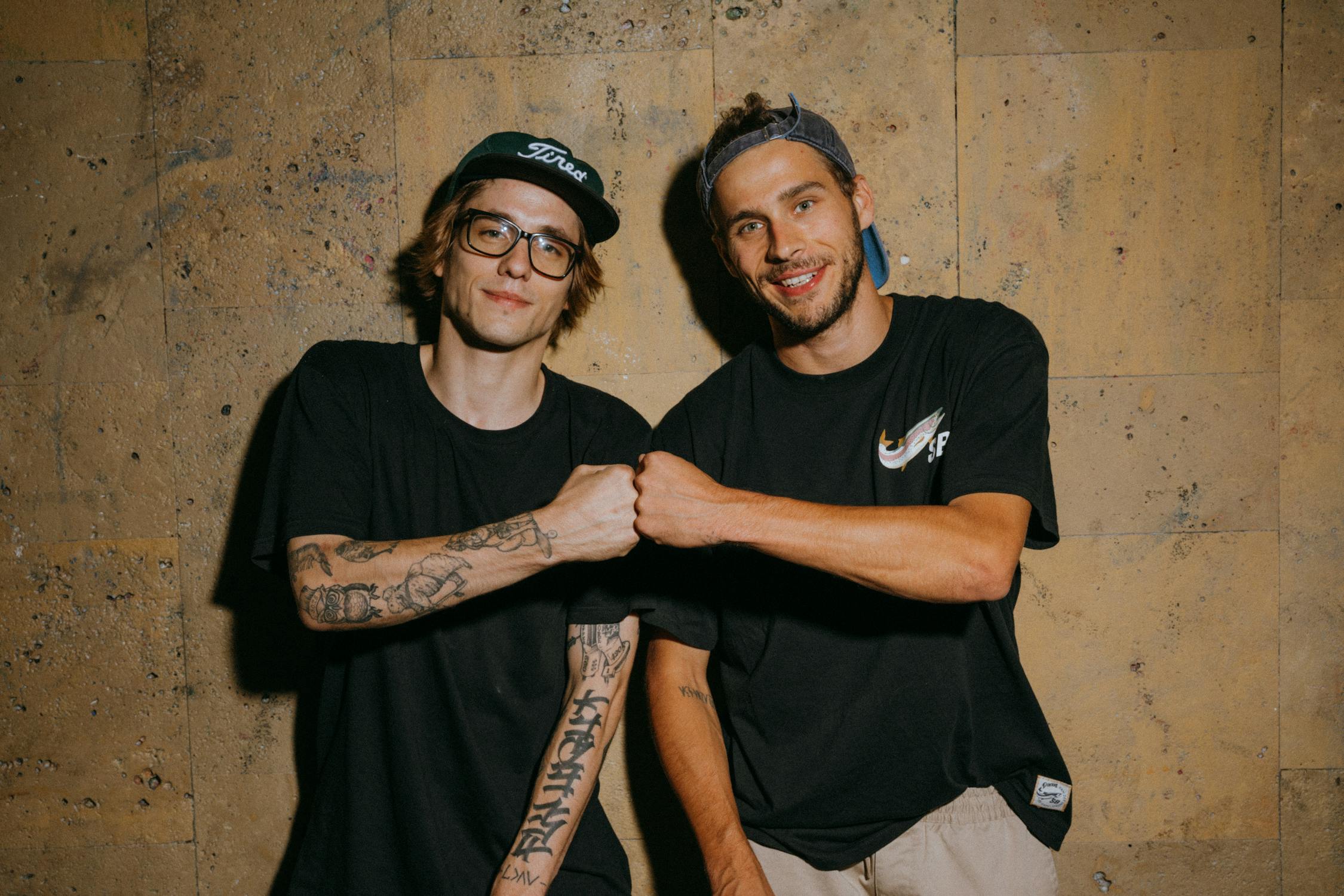 Deux amis se frappent le poing | Source : Pexels