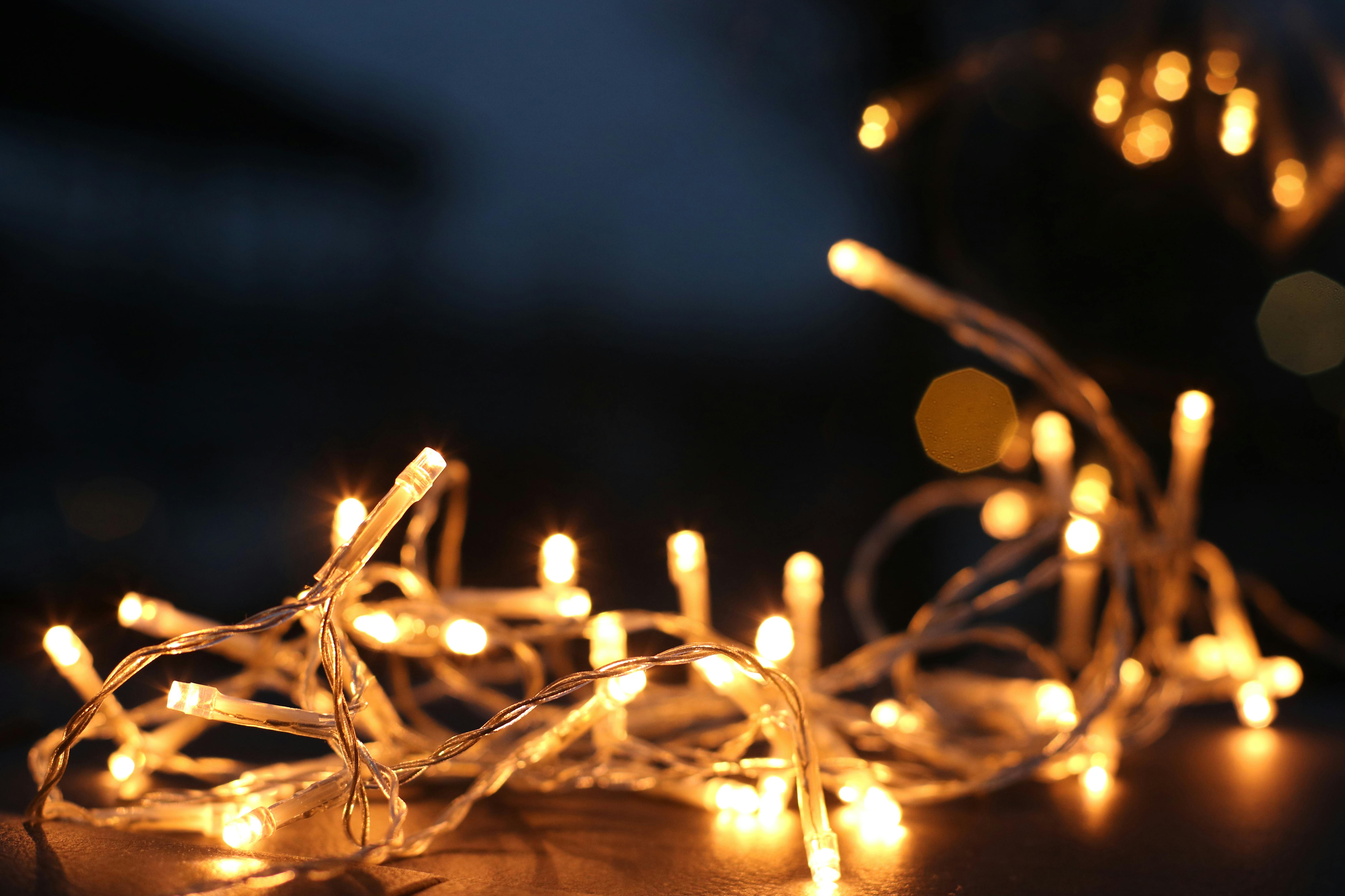 Guirlandes lumineuses allumées | Source : Pexels