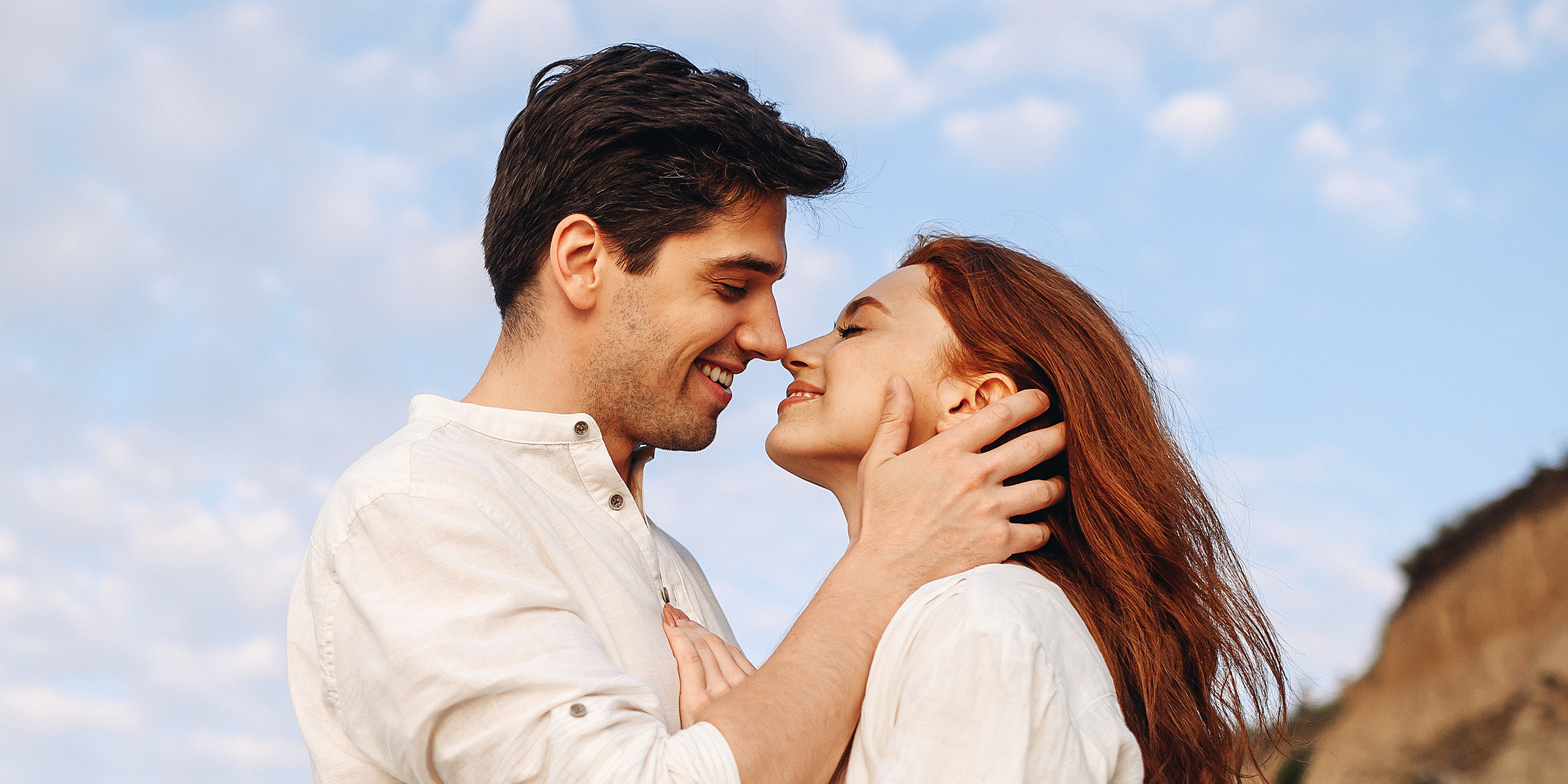 Un couple heureux ayant un moment d'intimité | Source : Shutterstock