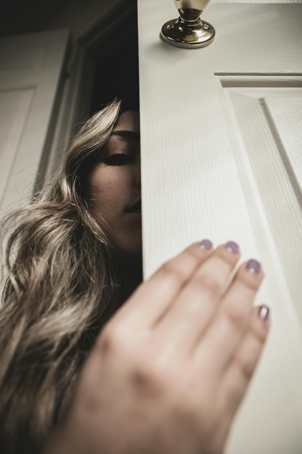 Une femme tenant une porte en bois | Source : Pexels