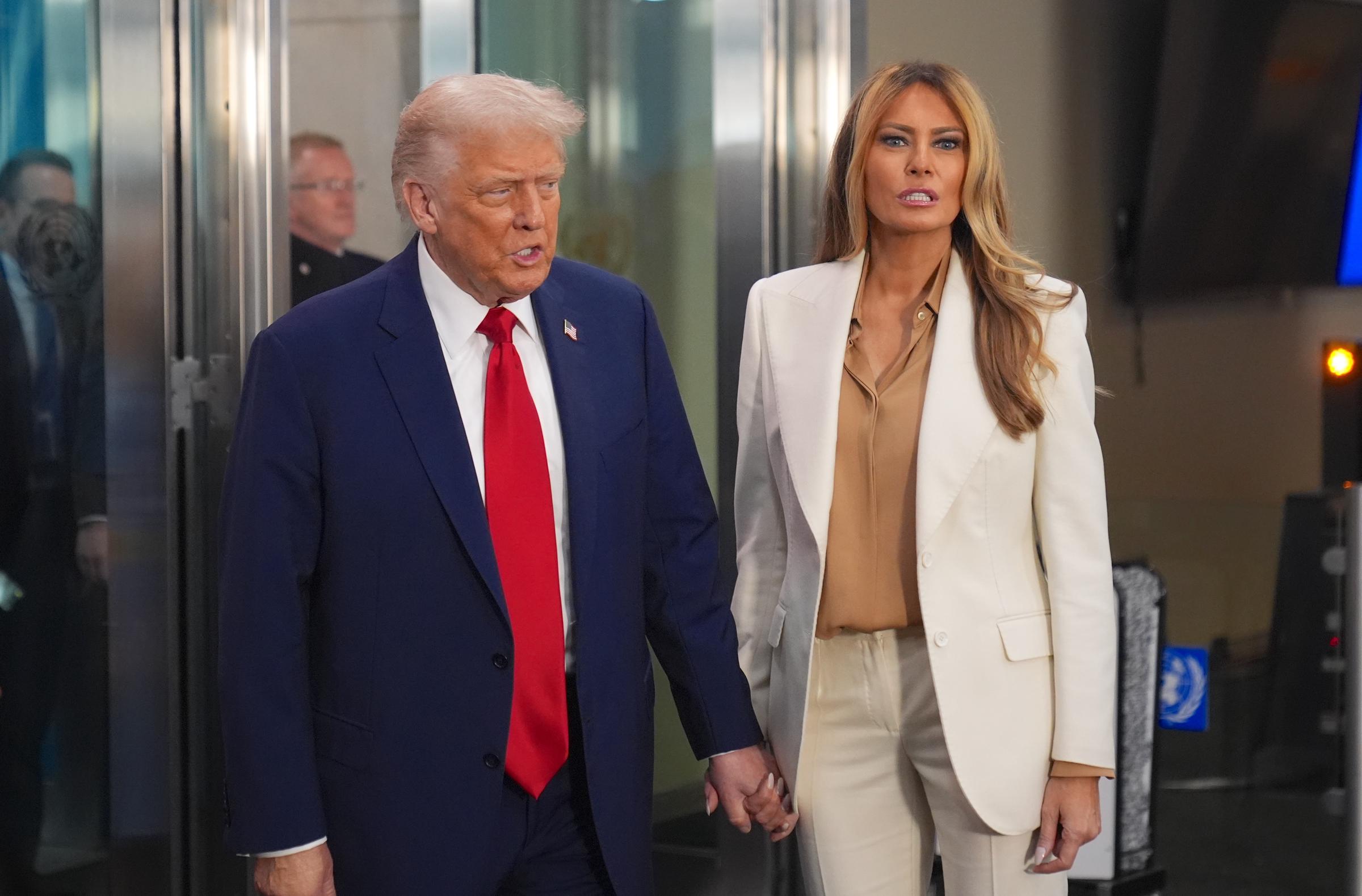 Le président américain Donald Trump et la première dame américaine Melania Trump arrivent à la 80e session de l'Assemblée générale de l'ONU (AGNU) à New York, le 23 septembre 2025. | Source : Getty Images