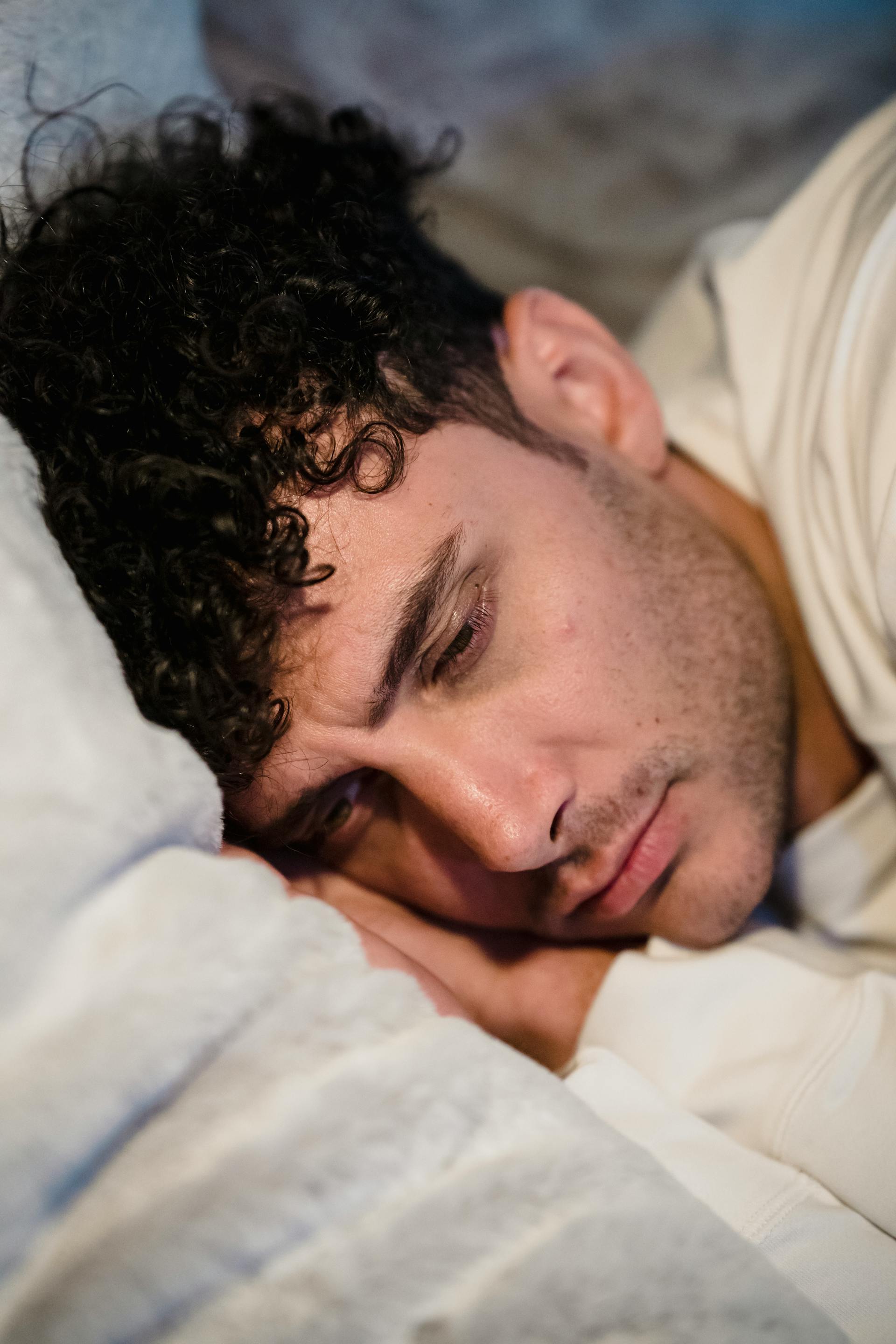 Un homme qui essaie de dormir | Source : Pexels