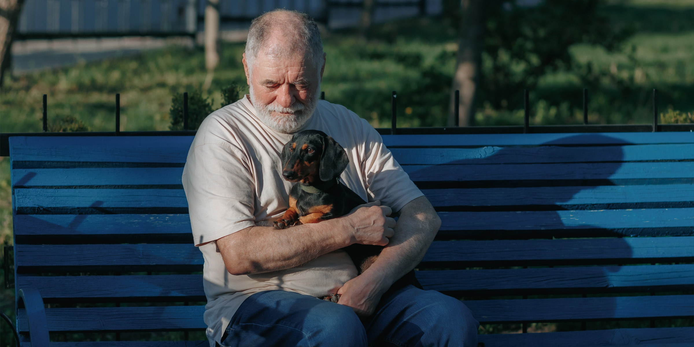 Un homme assis avec son chien | Source : Shutterstock