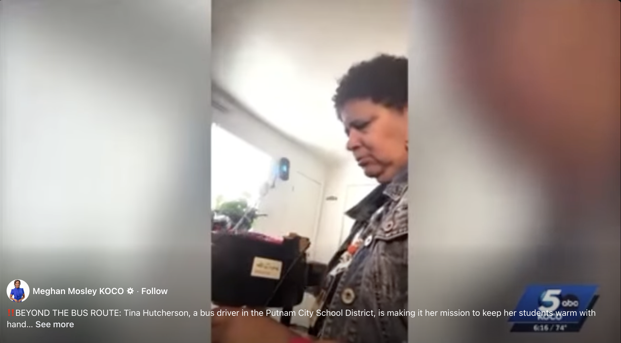 Tina Hutcherson est vue en train de travailler sur sa machine à tricoter, en date du 19 novembre 2025 | Source : Facebook/meghanmosleykoco