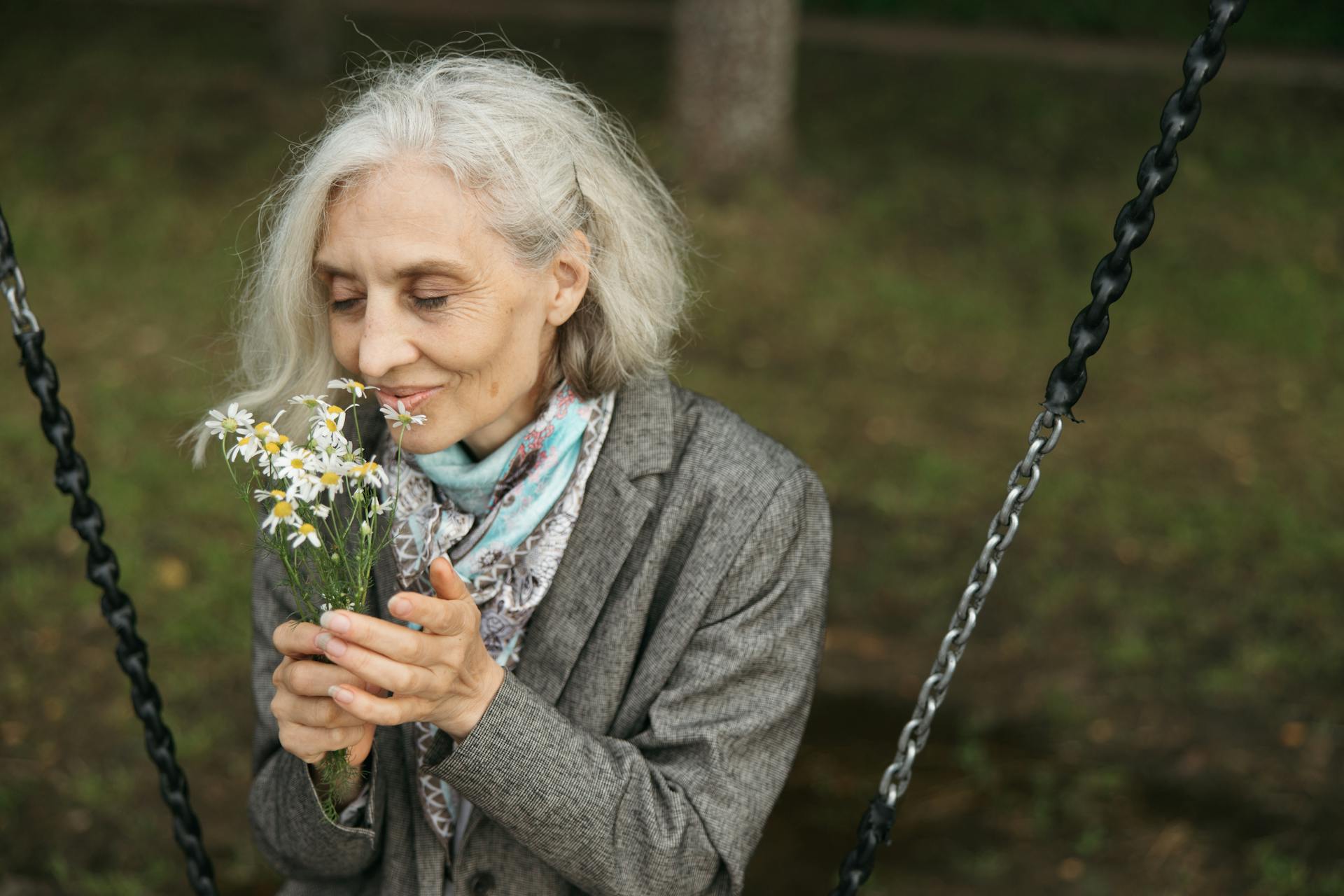 Une femme âgée assise sur une balançoire | Source : Pexels