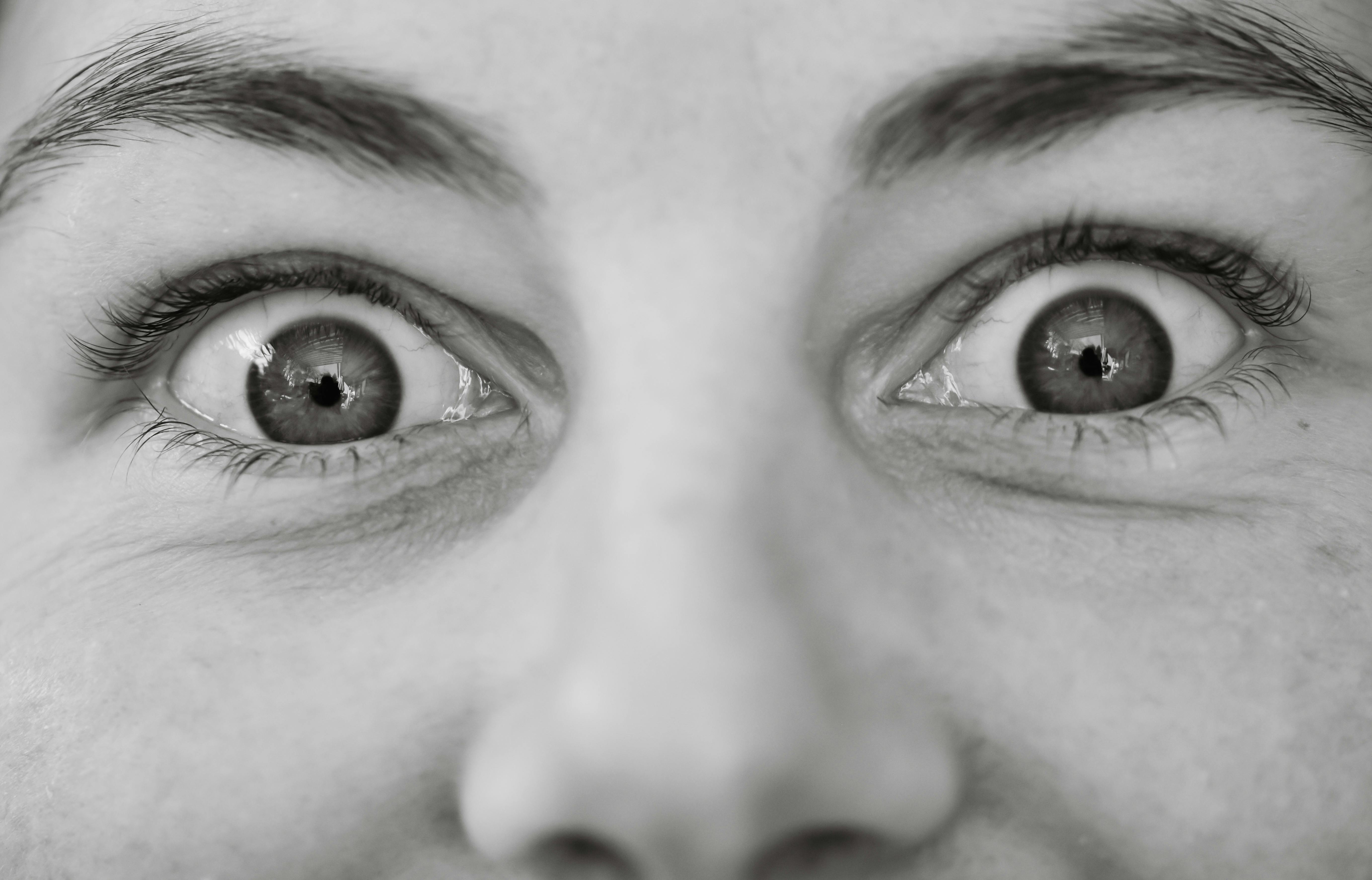 Gros plan sur les yeux choqués d'une femme | Source : Pexels