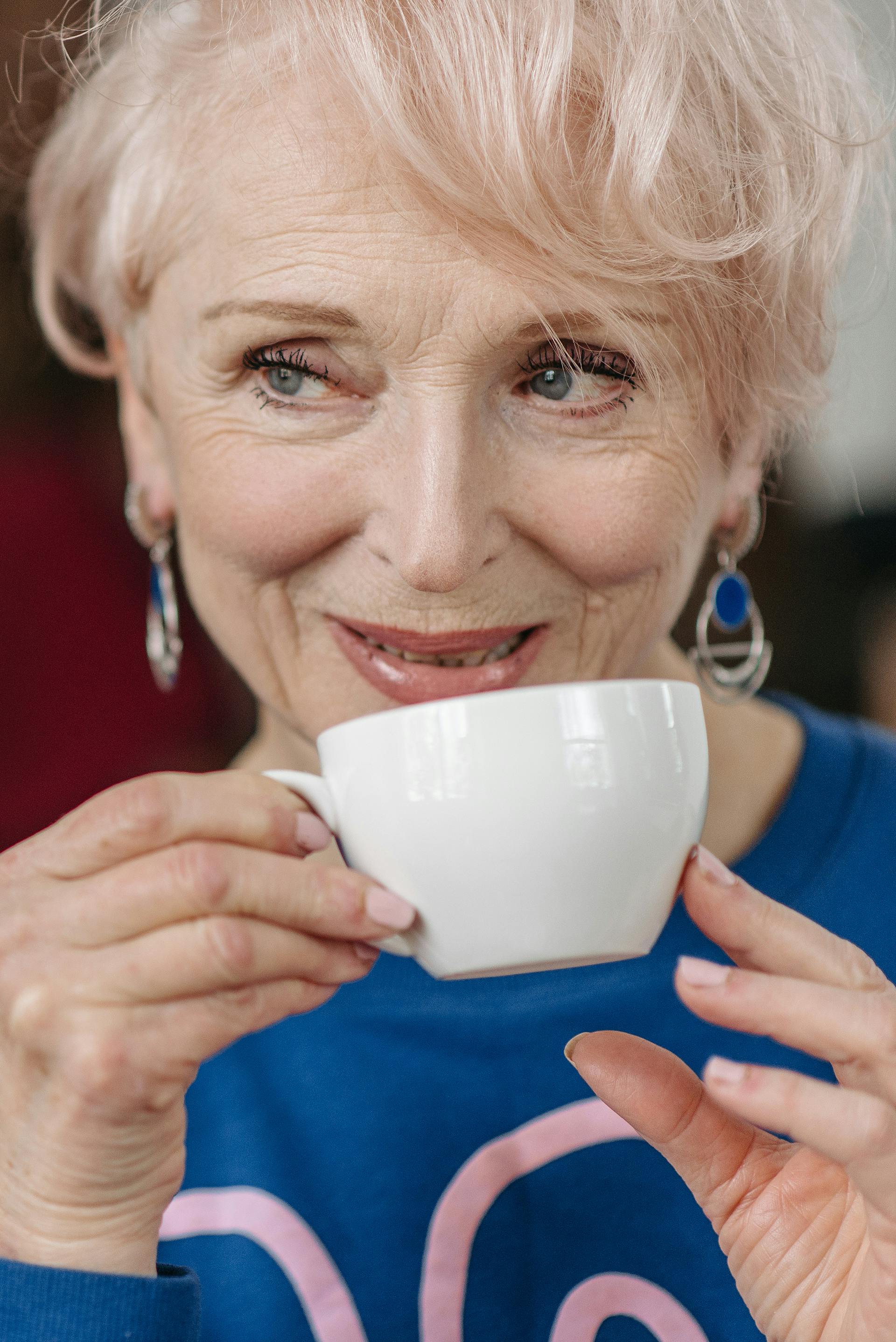 Une femme âgée buvant un café | Source : Pexels