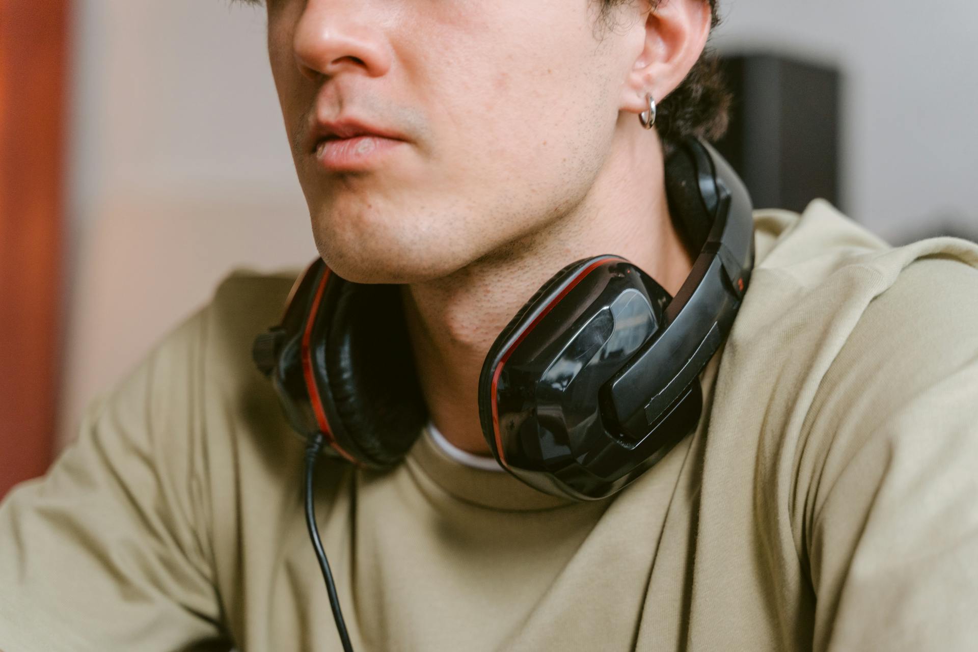 Un homme avec un casque autour du cou | Source : Pexels