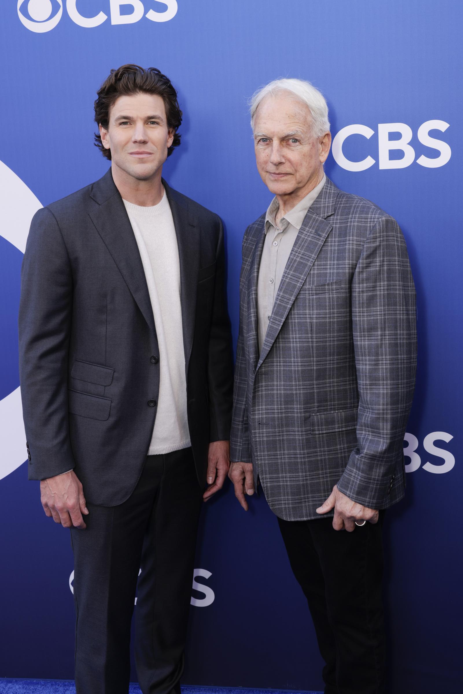 Austin Stowell et Mark Harmon lors de l'événement CBS New Fall Schedule Celebration, le 2 mai 2024, à Los Angeles, en Californie. | Source : Getty Images