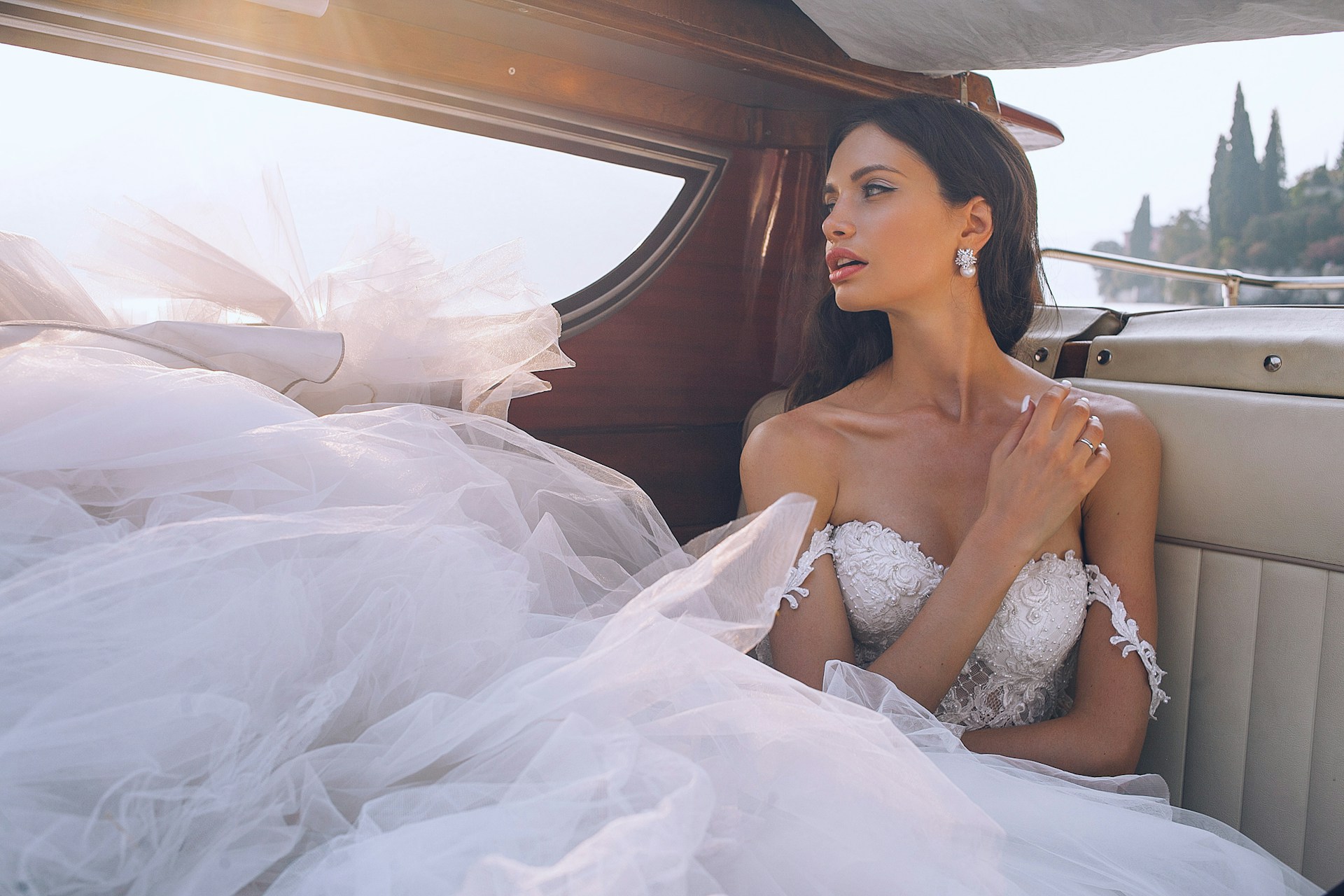 Une mariée regardant par la fenêtre d'une voiture | Source : Unsplash