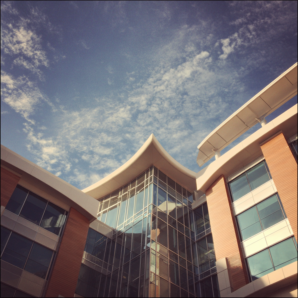 L'extérieur d'un hôpital moderne | Source : Midjourney