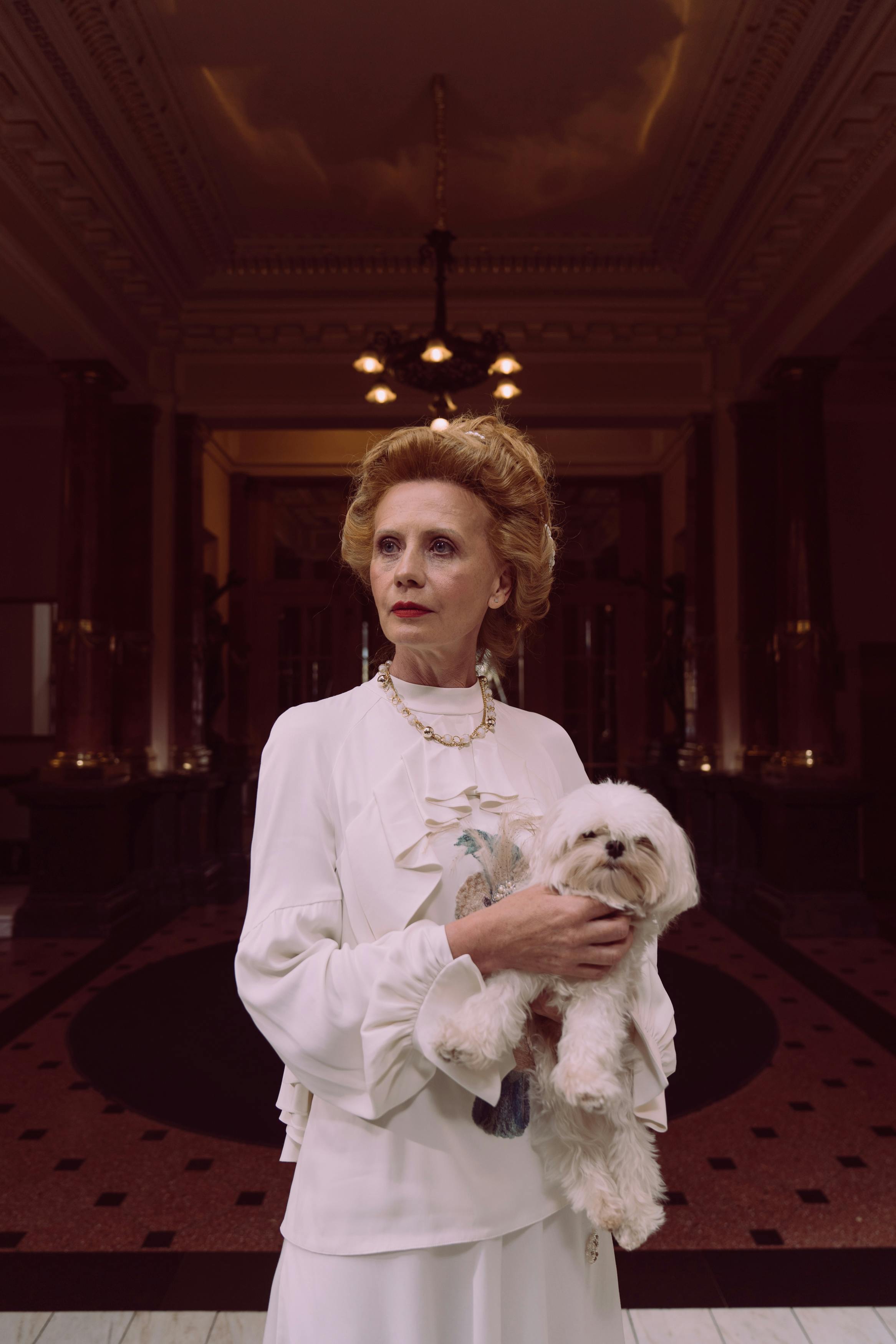 Une femme riche tenant un chien | Source : Pexels