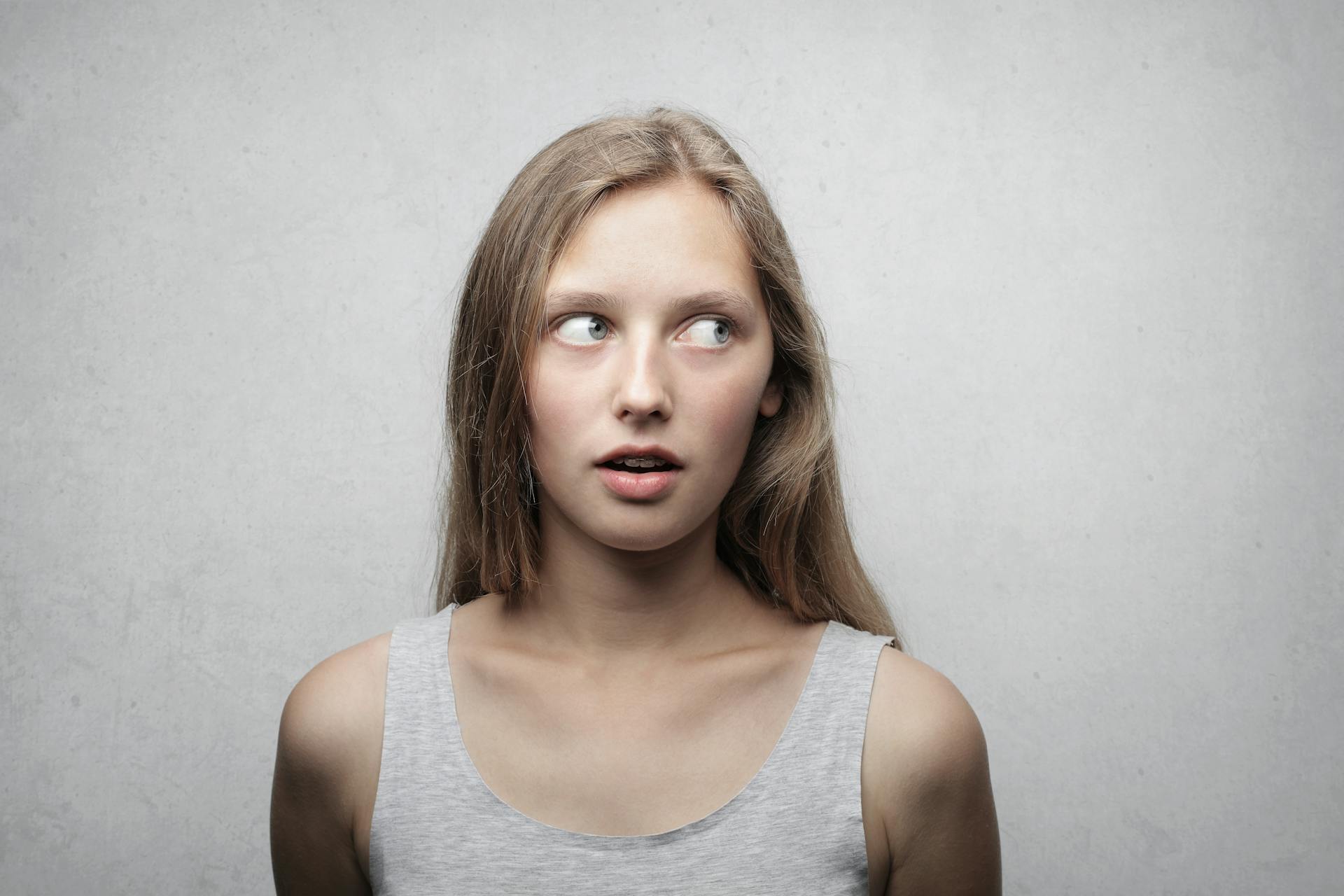 Portrait d'une femme regardant sur le côté | Source : Pexels