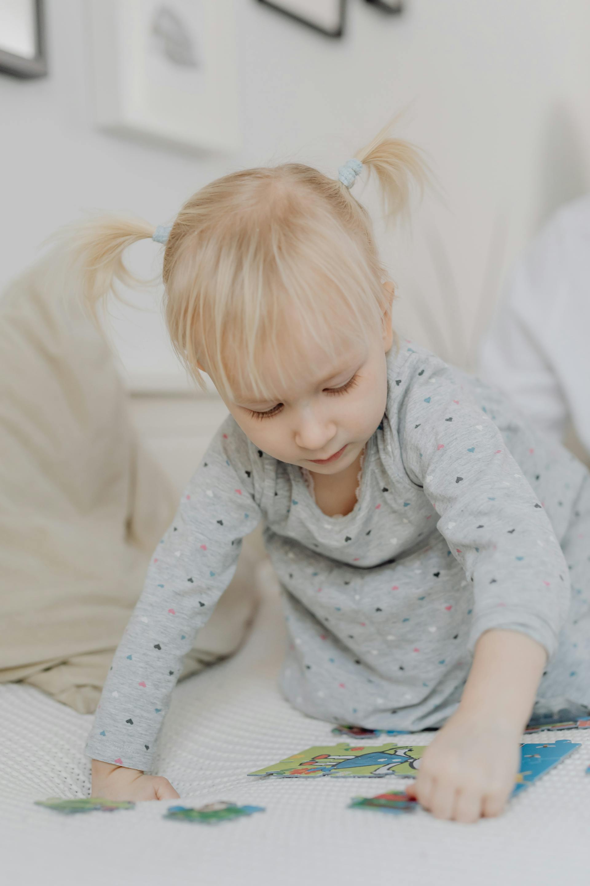Une petite fille qui joue avec des puzzles | Source : Pexels