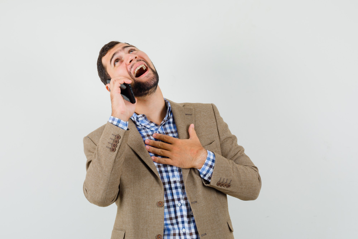 Un homme excité qui parle au téléphone | Source : Freepik