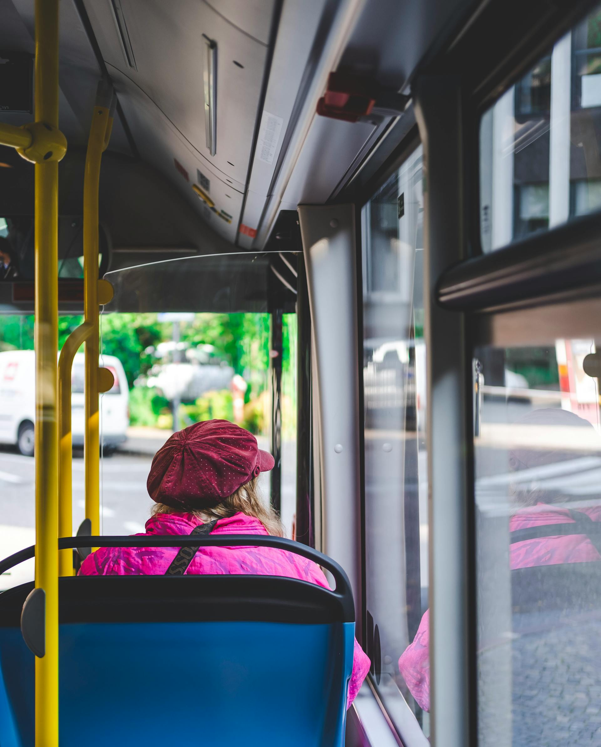 Une femme regardant fixement par la fenêtre d'un bus | Source : Pexels