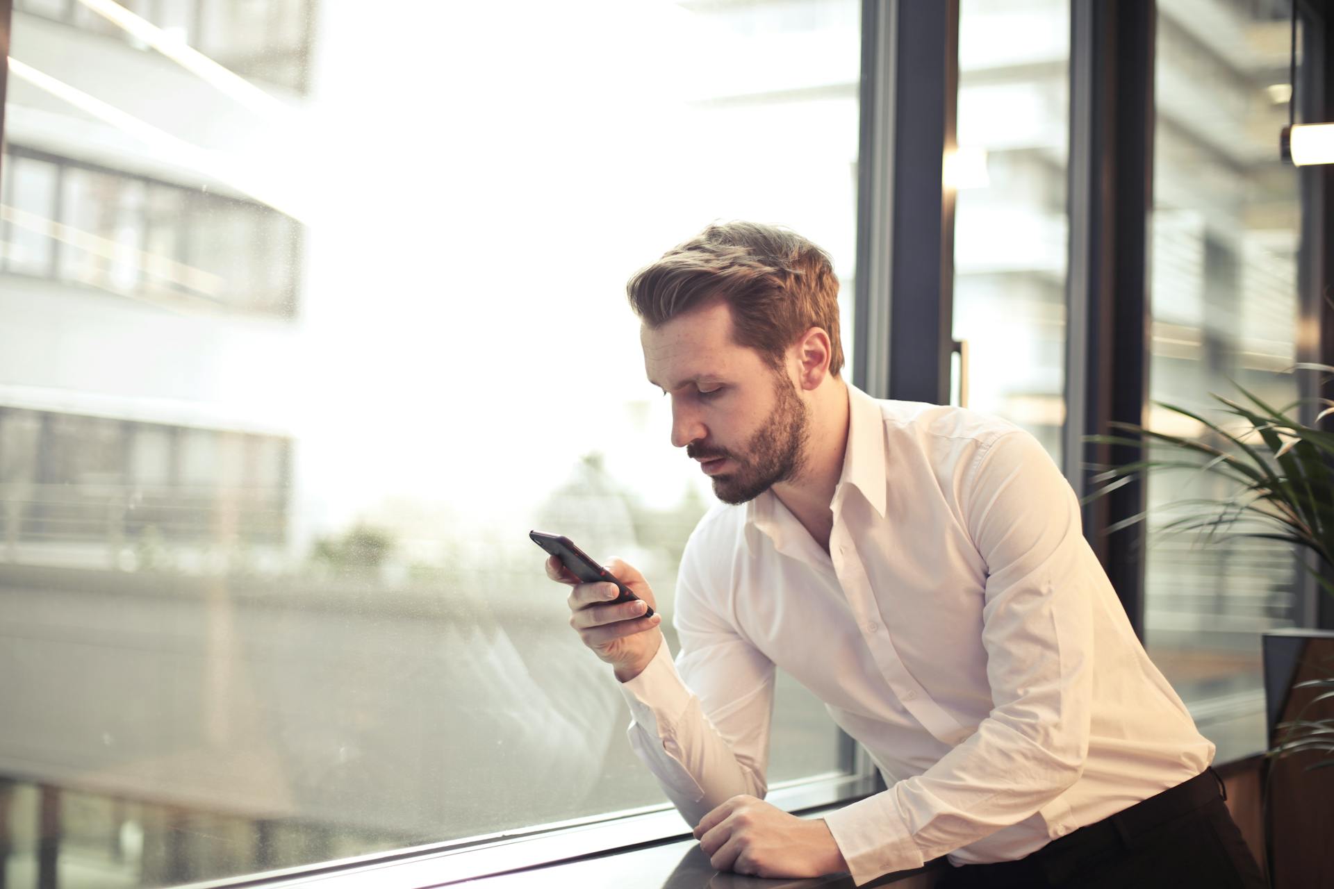Un homme utilisant son téléphone | Source : Pexels