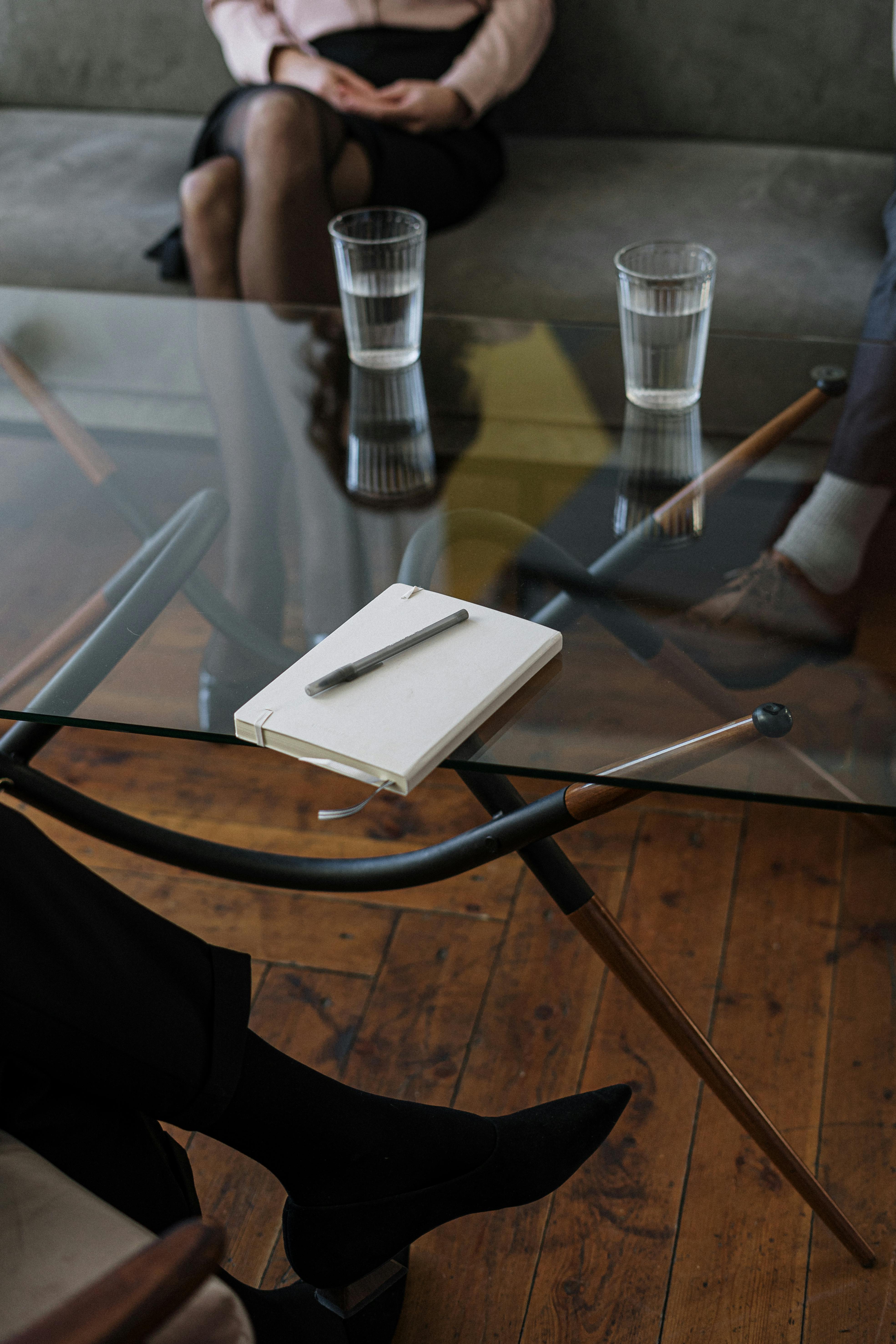Une personne assise sur un canapé pendant une séance de thérapie | Source : Pexels