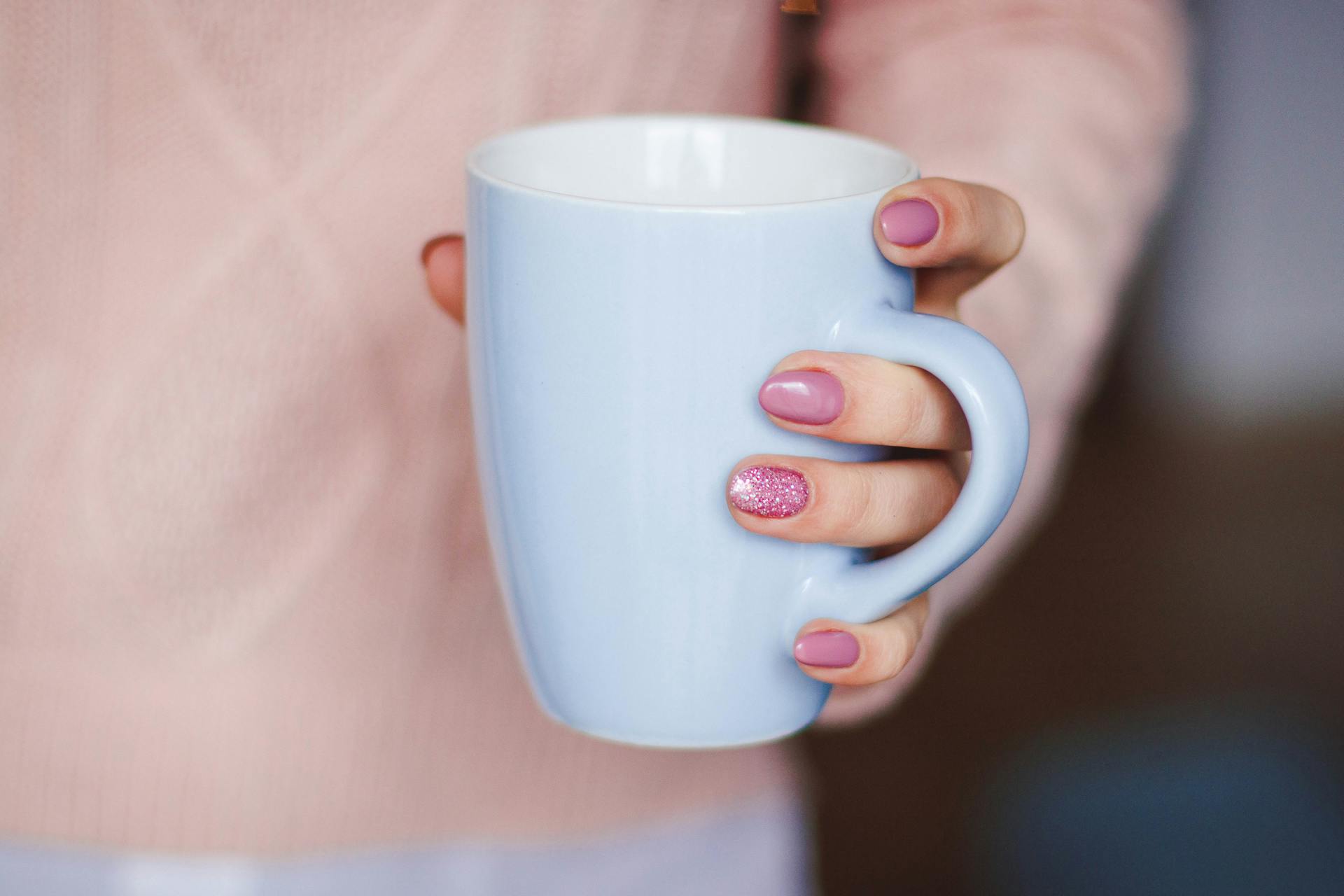 Une femme tenant une tasse à café | Source : Pexels