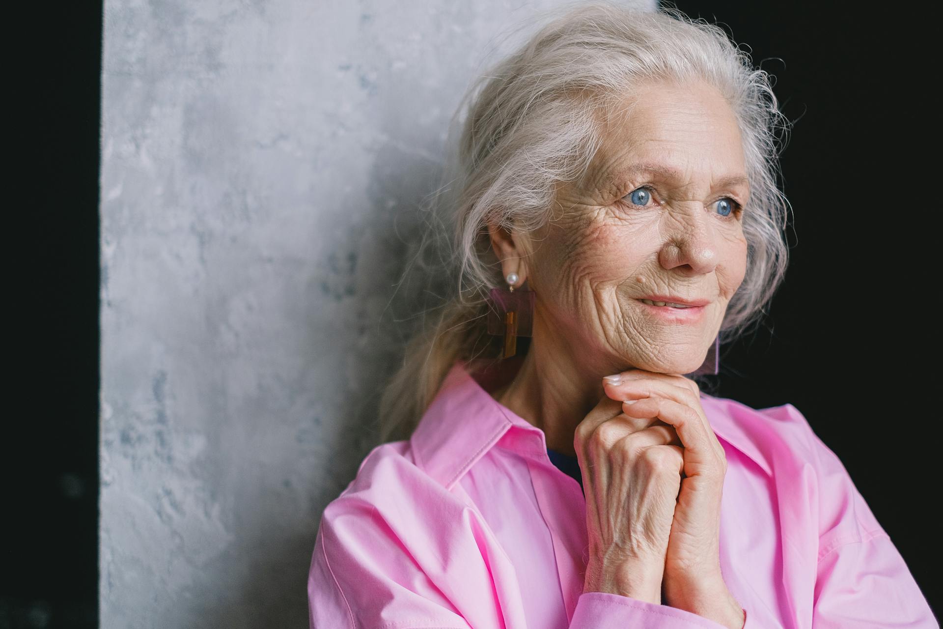 Une femme âgée joyeuse | Source : Pexels