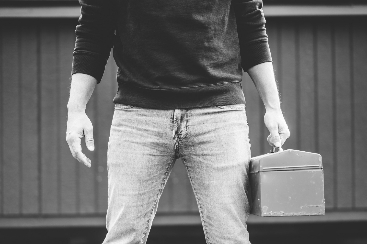 Un homme tenant une boîte à outils | Source : Freepik