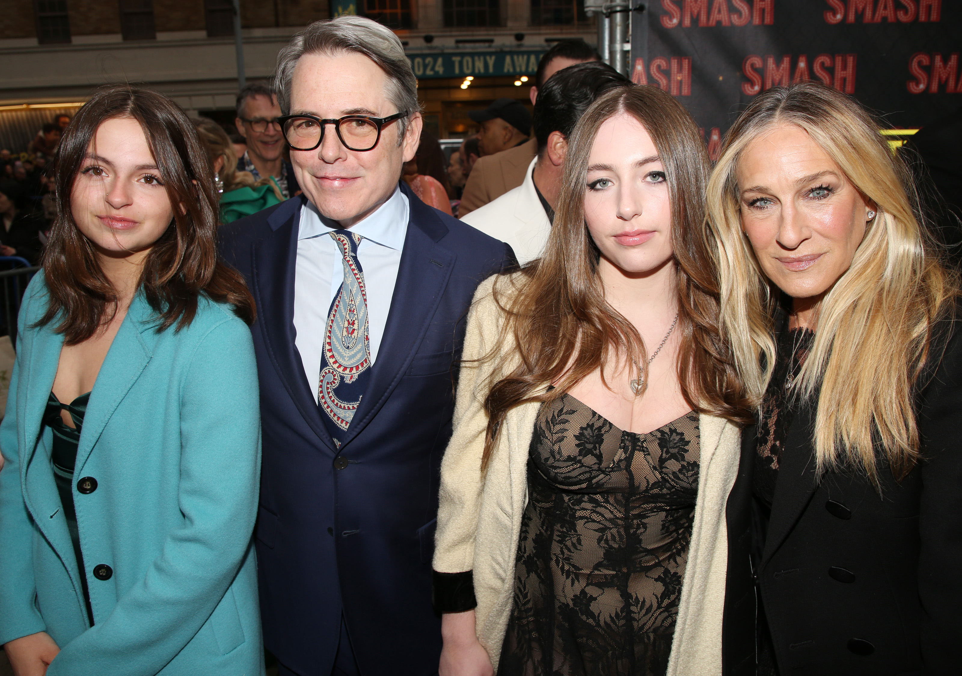 Matthew Broderick et Sarah Jessica Parker avec leurs jumeaux lors de la première de « Smash » à Broadway, à l'Imperial Theatre, le 10 avril 2025, à New York. | Source : Getty Images