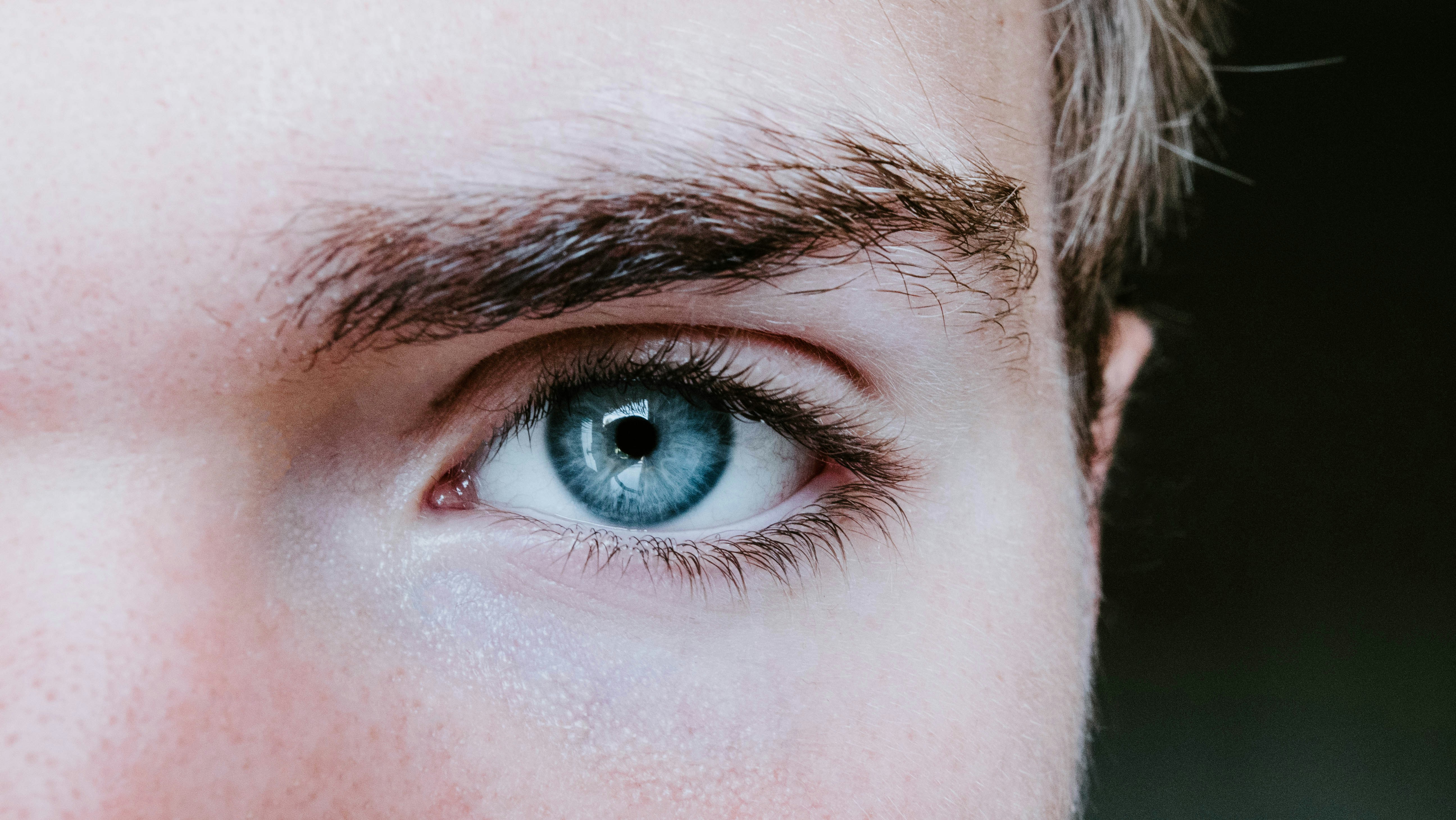 Gros plan sur l'œil d'un homme | Source : Unsplash