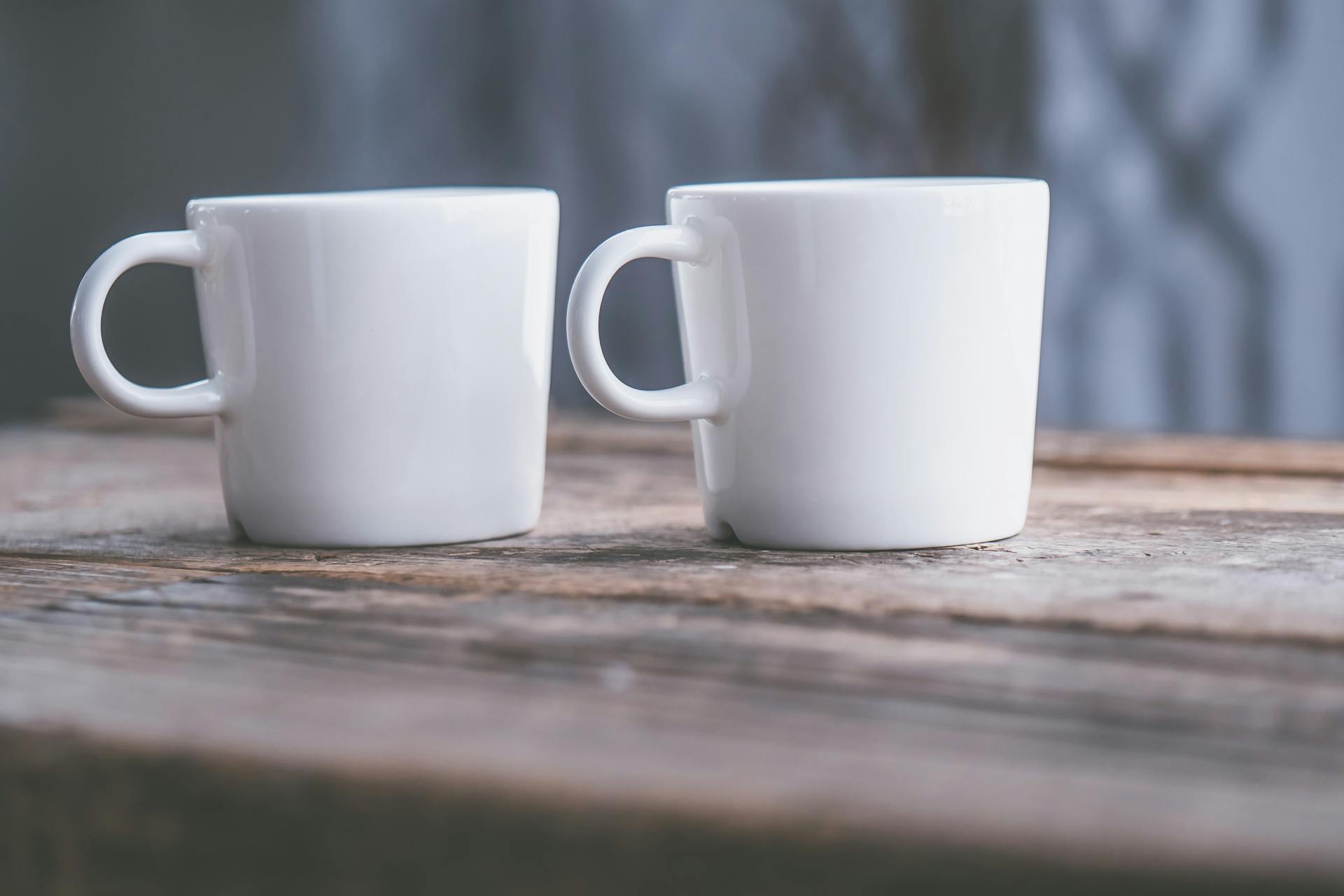 Deux tasses sur une table | Source : Pexels