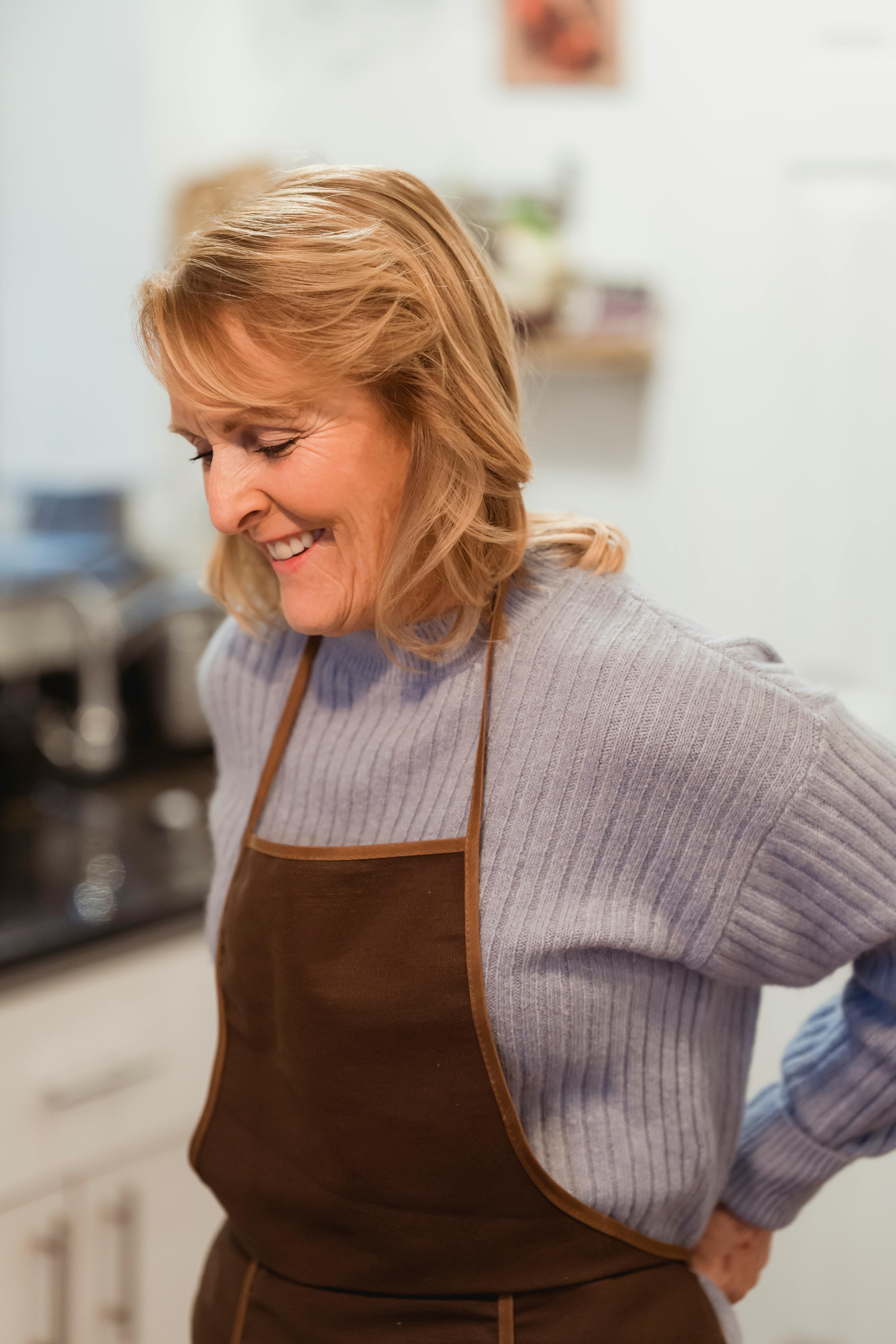 Une femme portant un tablier dans une cuisine | Source : Pexels