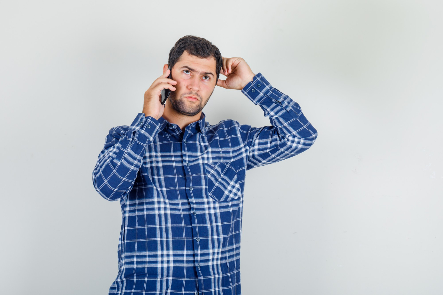 Un homme anxieux qui parle au téléphone | Source : Freepik